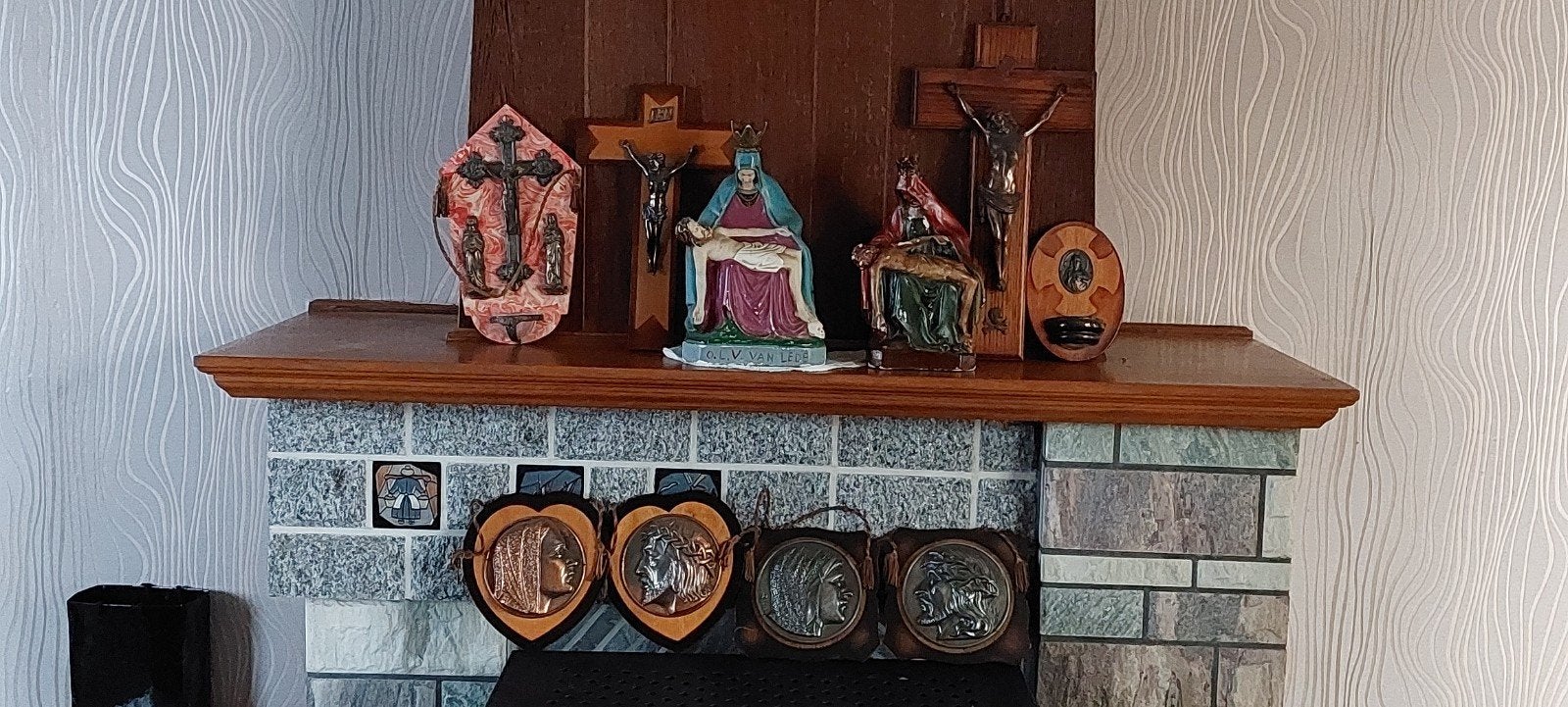 Religieuze decoratie: Medaillons met Jezus en Maria, Antiek en Kunst, Ophalen