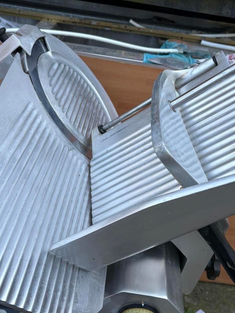 Vleessnijmachine, Ophalen