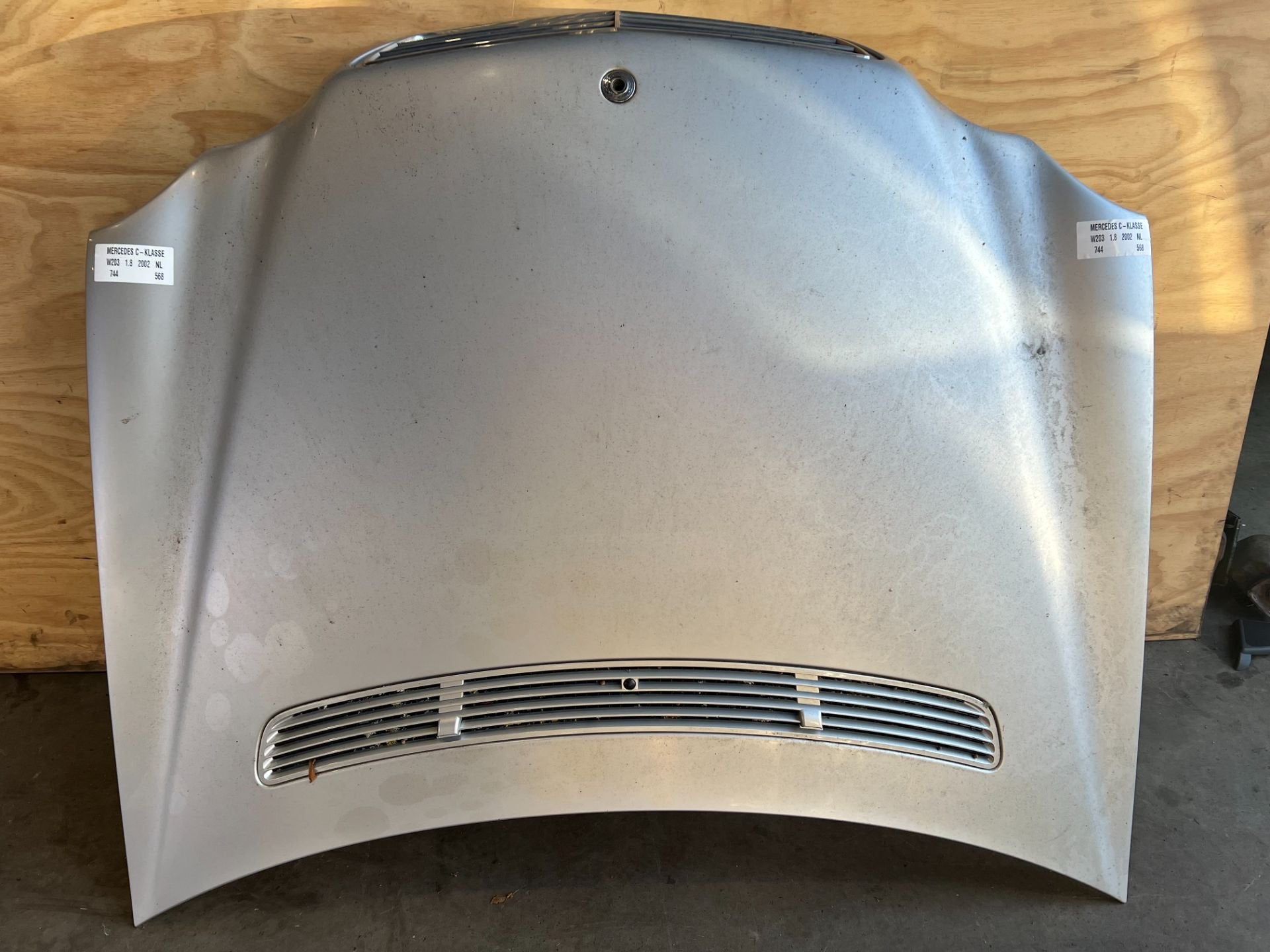 calandre de capot MERCEDES CLASSE C W203 ARGENT 744, Mercedes-Benz AG, Mercedes-Benz, Utilisé, Mercedesstrasse 120
70372  Stuttgart, DE