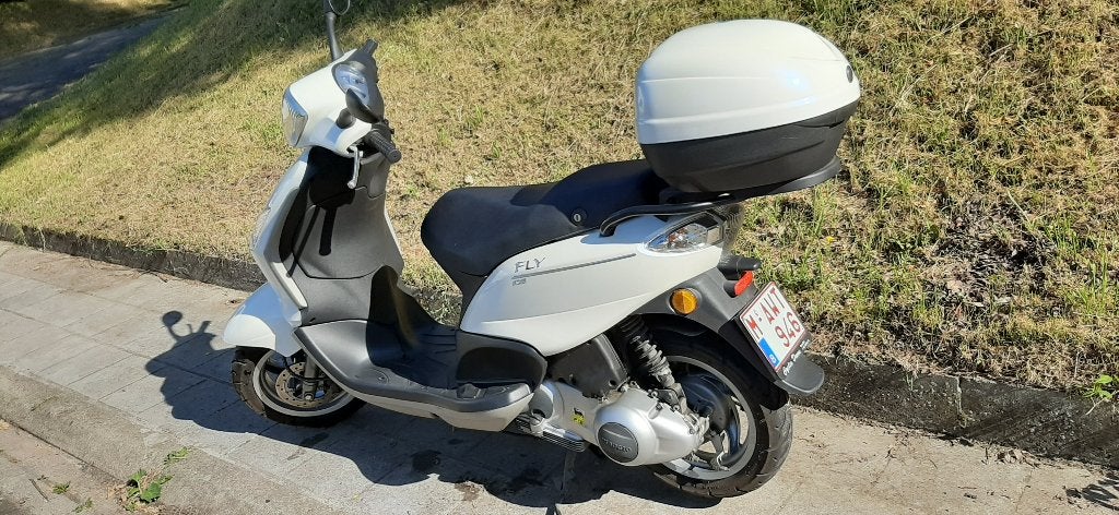 Scooter Piaggio Fly 125 blanc, Fietsen en Brommers, Ophalen, Fly, Benzine, 124 cc