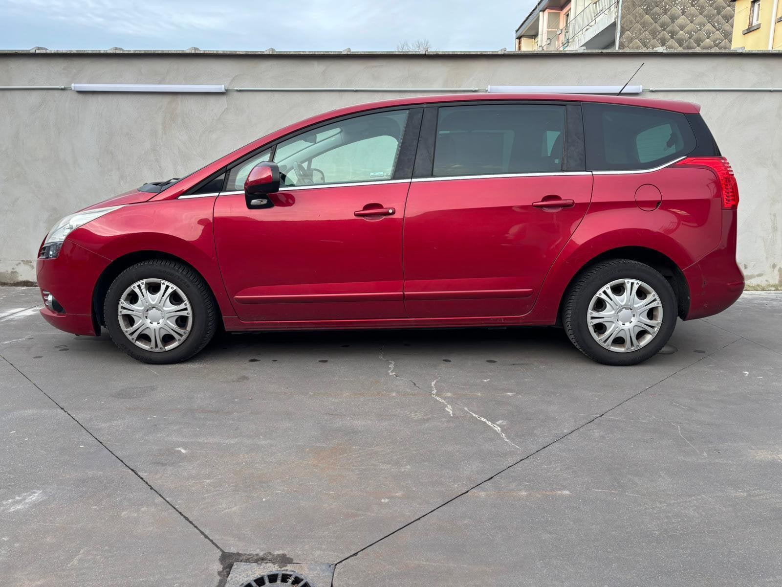 Peugeot 5008 1.6 Essence/7 sièges, Autos, Rouge, Euro 5, Ordinateur de bord, Entreprise