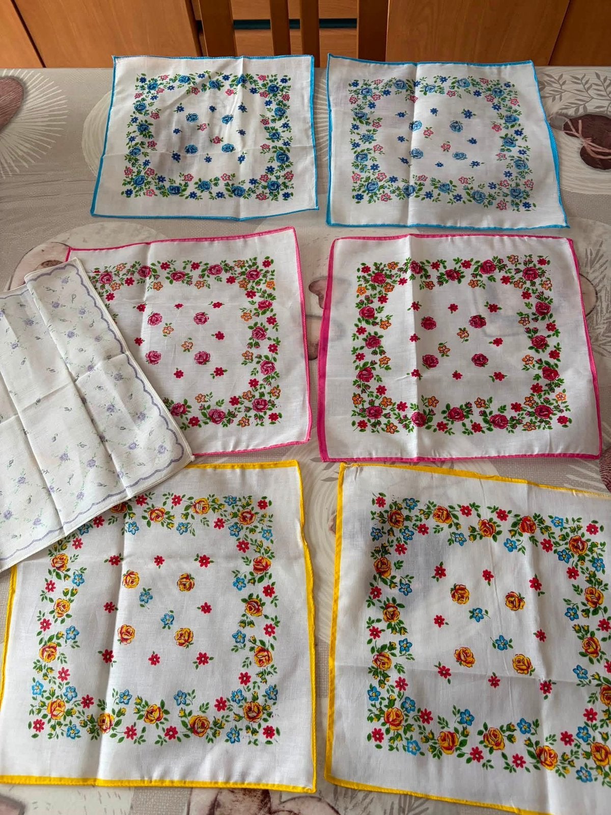 Lot de 7 mouchoirs vintage en tissu - Imprimé floral rétro, Enlèvement ou Envoi, Comme neuf