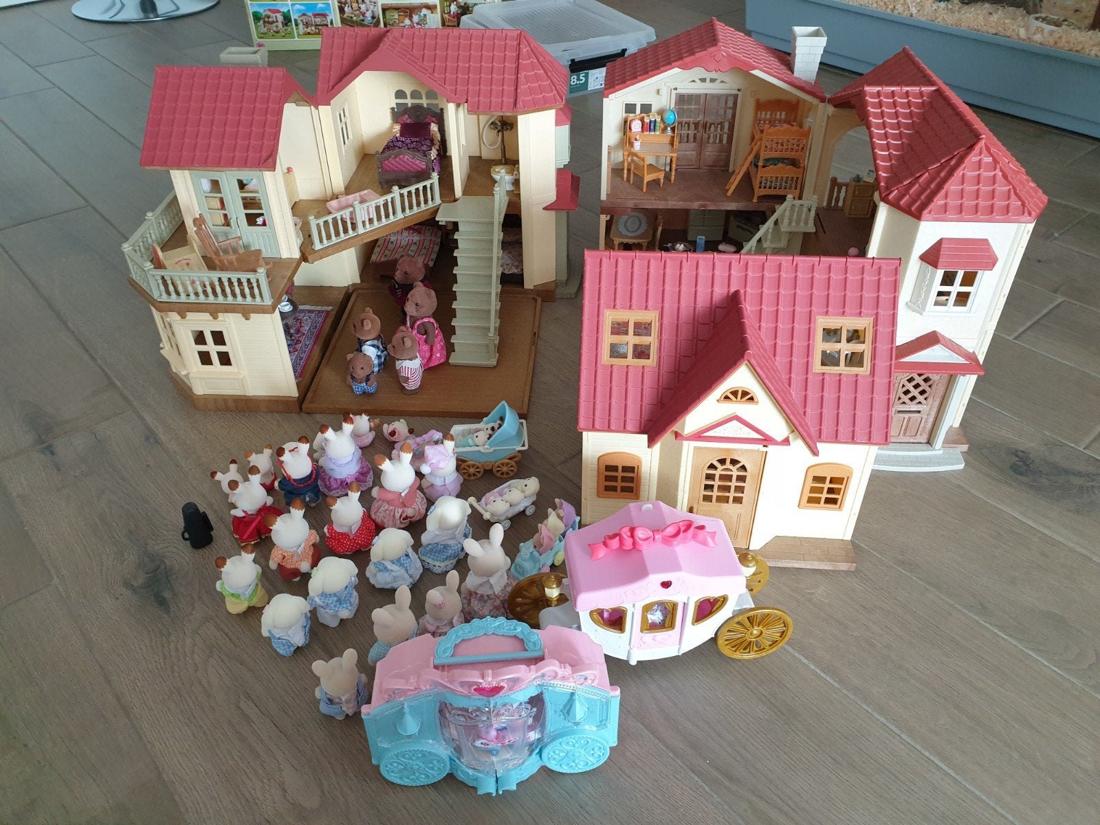 3 Sylvanian Families huizen, 41 popjes... zie beschrijving., Ophalen, Zo goed als nieuw, Poppenhuis