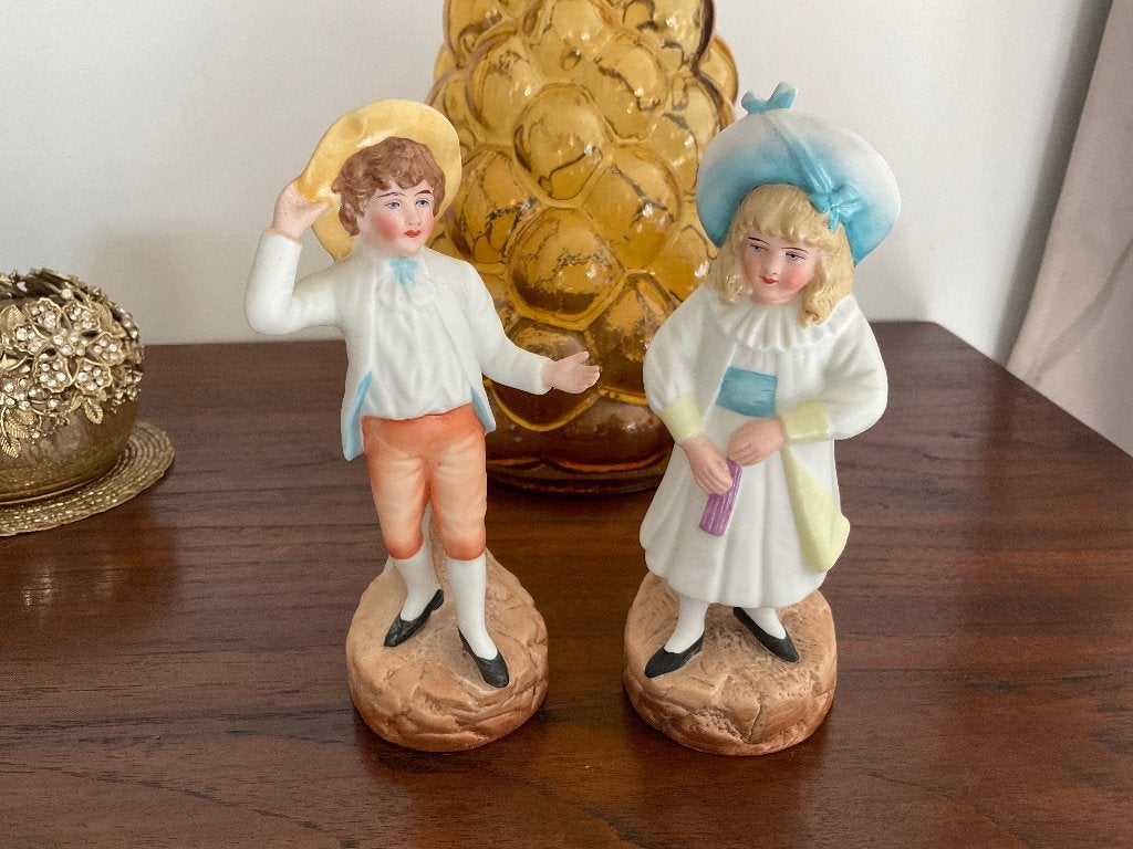 Twee oude kindjes beelden biscuit, Ophalen of Verzenden