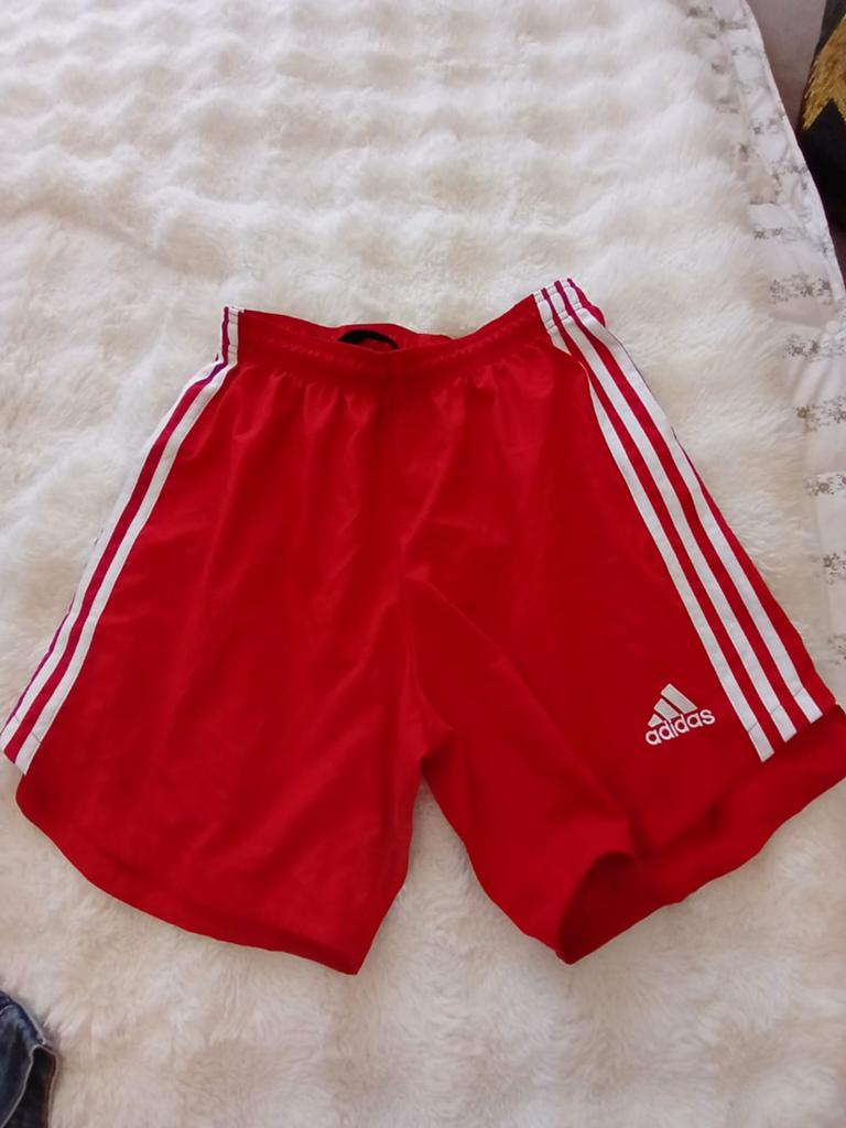 Rode Adidas Sportbroek/Short — Maat M — Met Witte Strepen, Ophalen