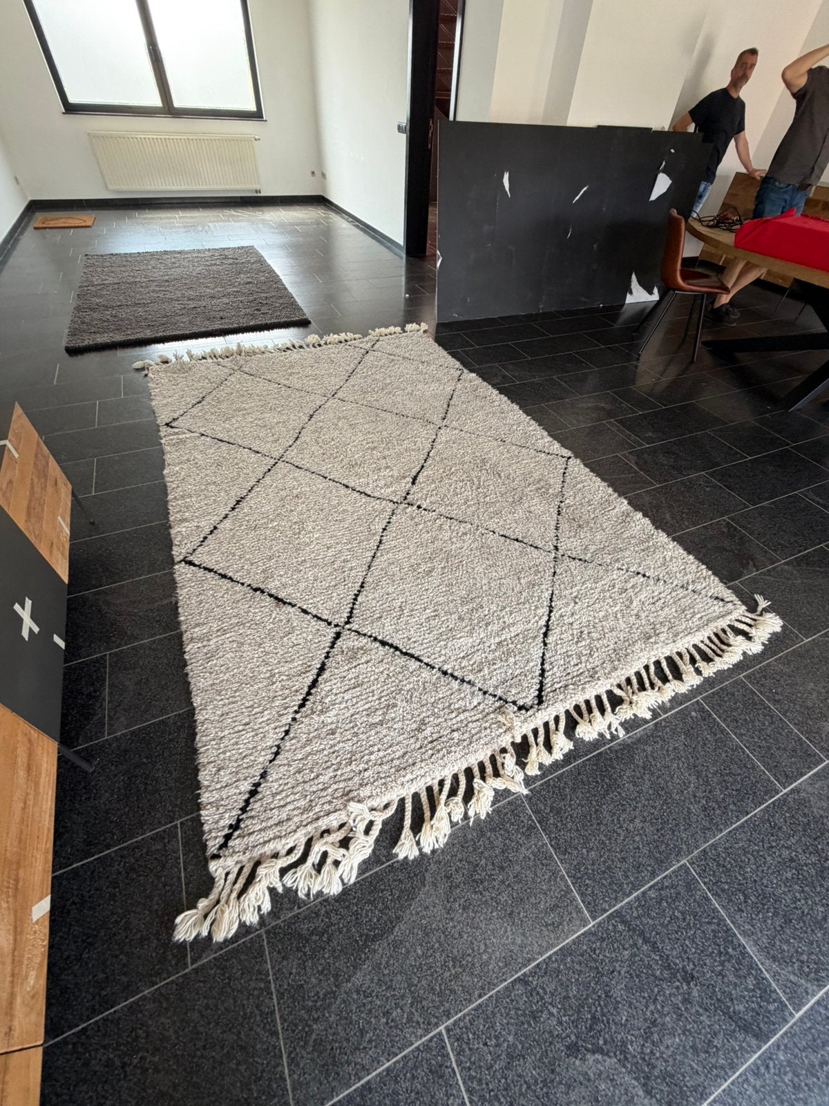 Marokkaans tapijt wol - beige en zwarte ruiten. 200x300., Huis en Inrichting, Stoffering | Tapijten en Vloerkleden, Ophalen, 200 cm of meer