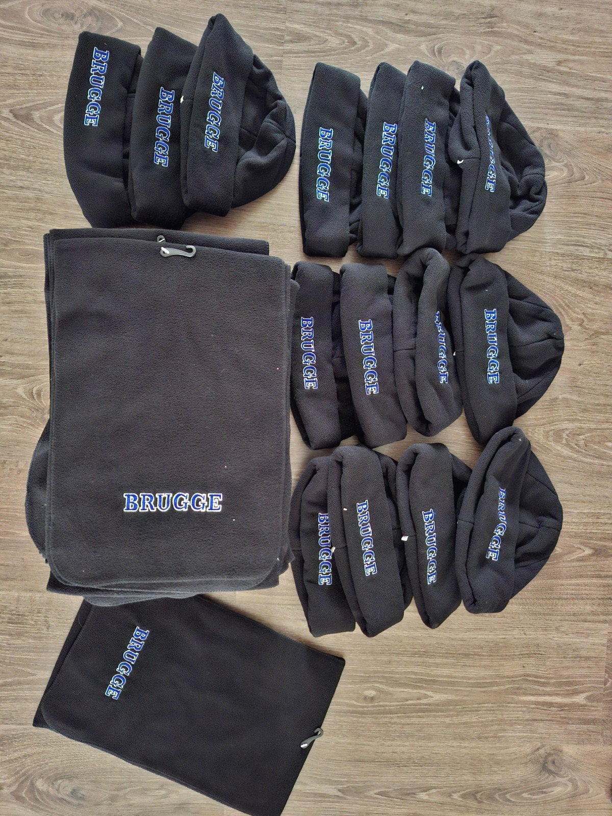 Grote partij Club Brugge fleece mutsen & sjalen (33 stuks), Ophalen of Verzenden, Nieuw, Maat 52/54 (L)