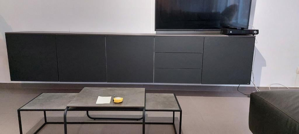 Joli zwarte hangkast, Enlèvement