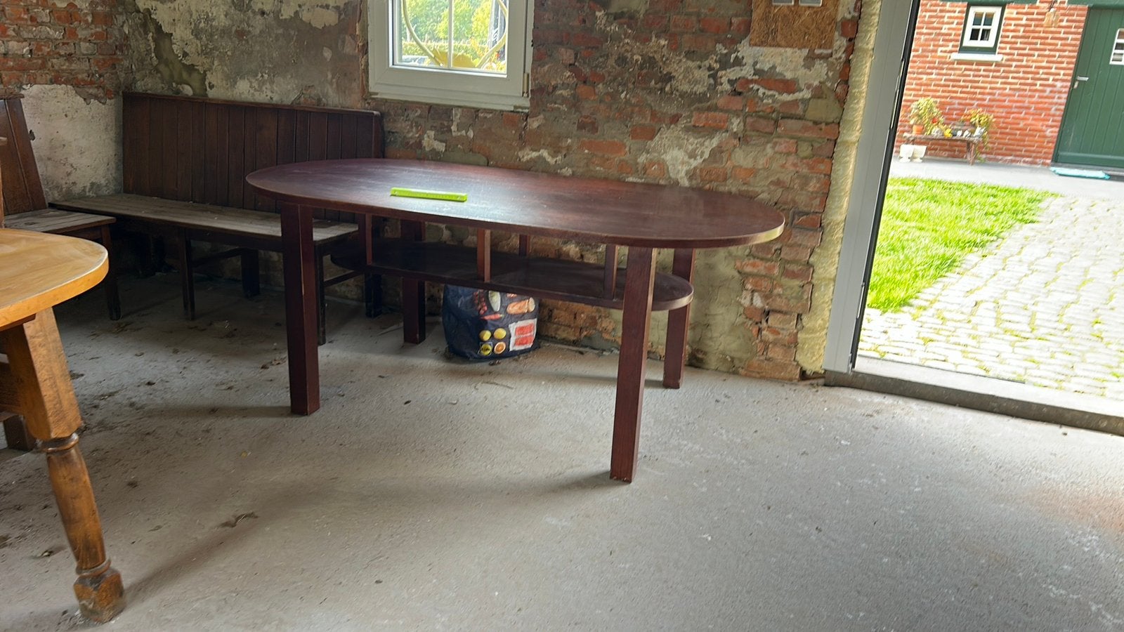 Table à cartes de café, Enlèvement