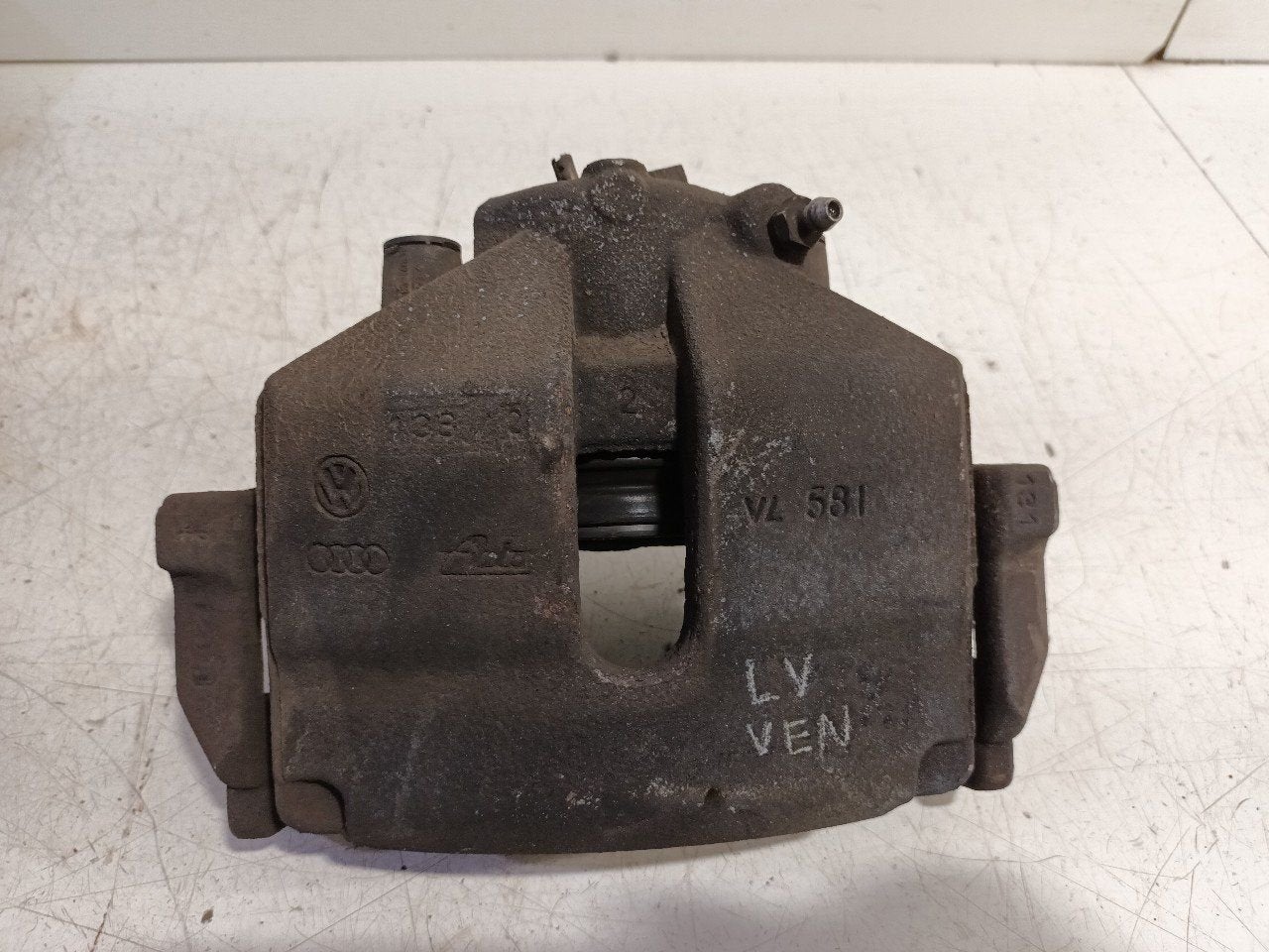Remklauw links voor Skoda Superb, Onderdelen@venauto.nl, Van der Ven Autorecycling B.V., Ettenseweg 76, 4706 PB Roosendaal, The Netherlands