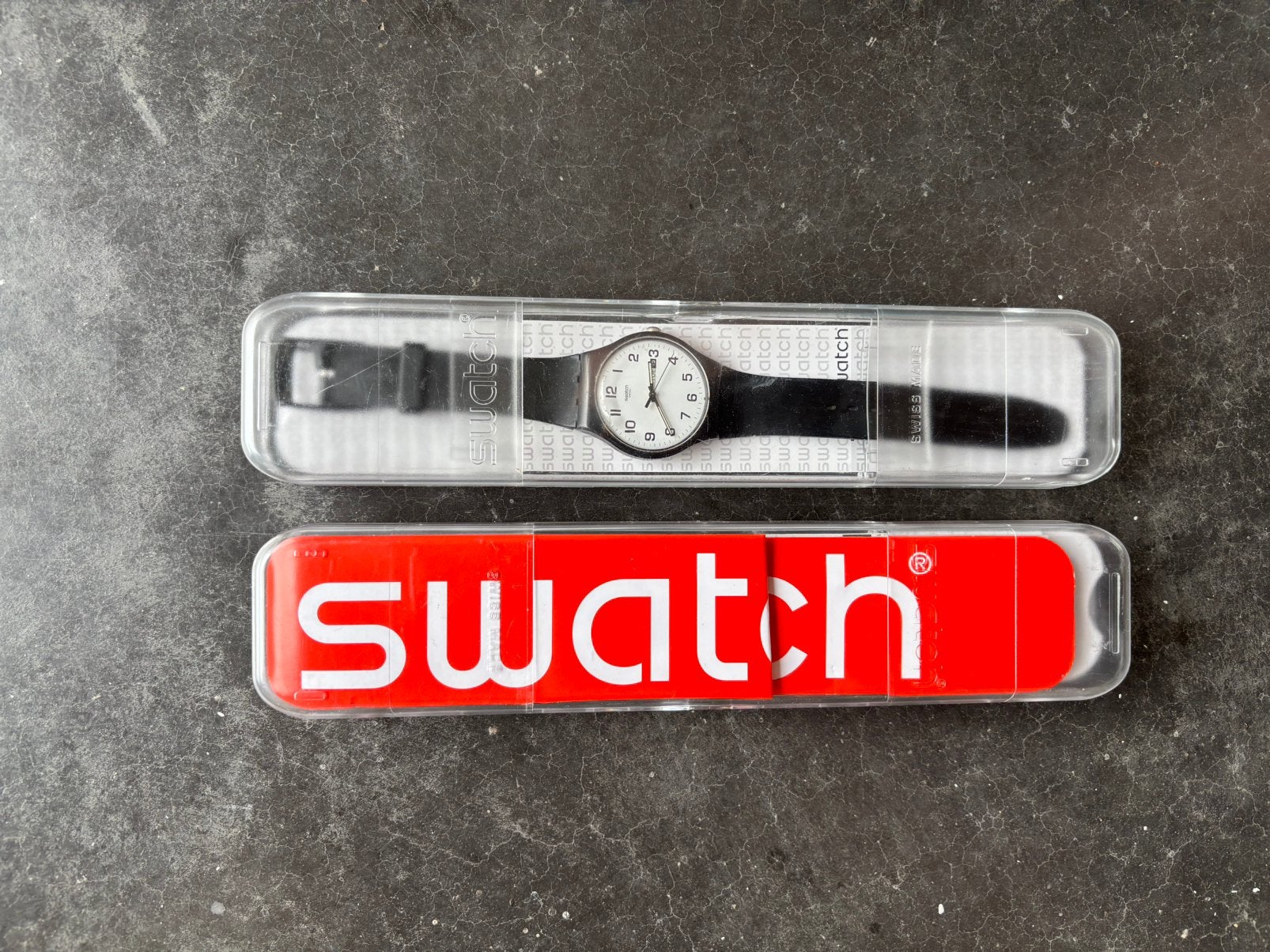 2 montres Swatch noires, Bijoux, Sacs & Beauté, Montres | Hommes, Montre-bracelet, Enlèvement ou Envoi, Swatch, Comme neuf