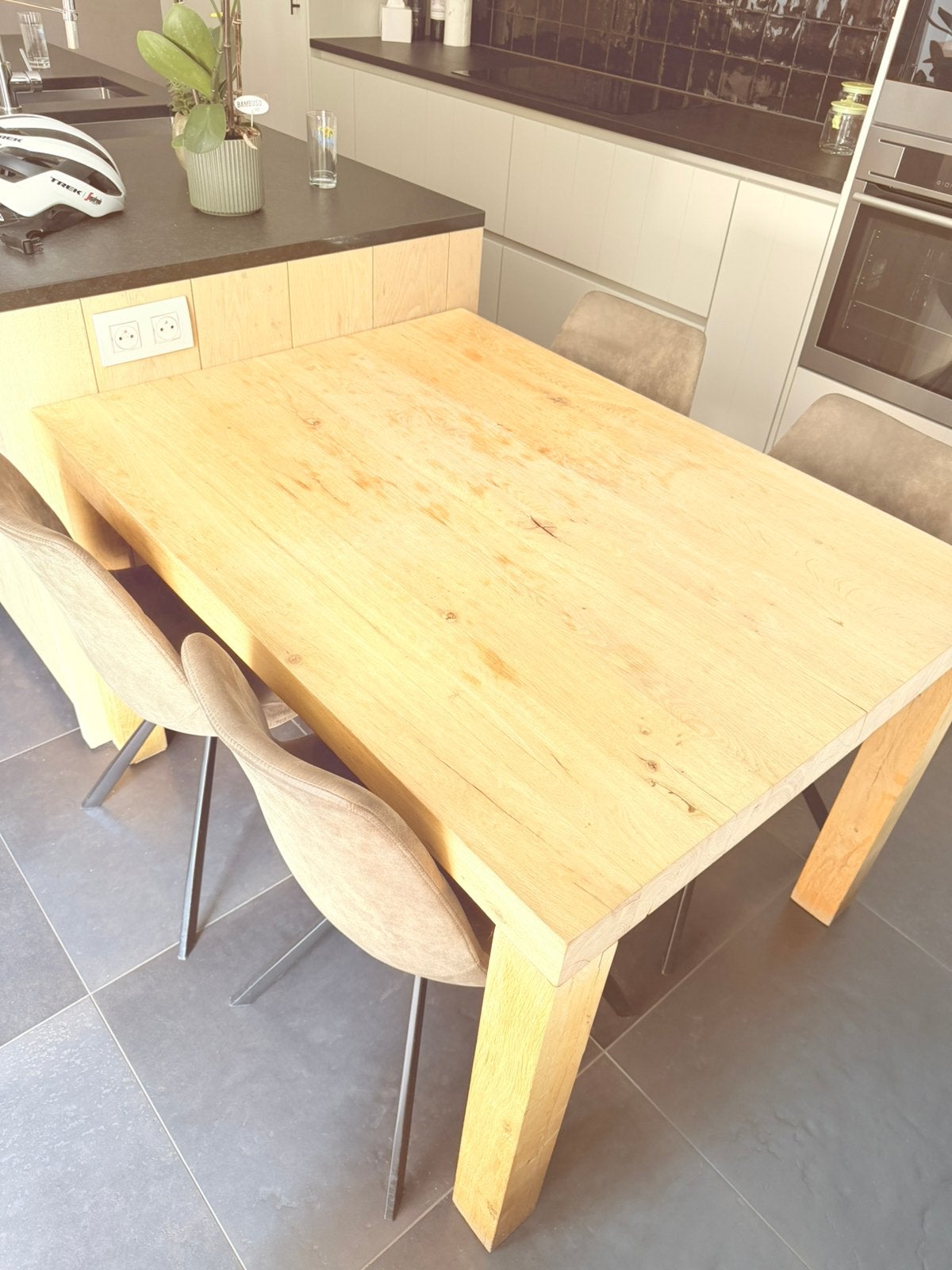Prachtige tafel, ideaal in een keuken of bijkeuken, Ophalen, Zo goed als nieuw