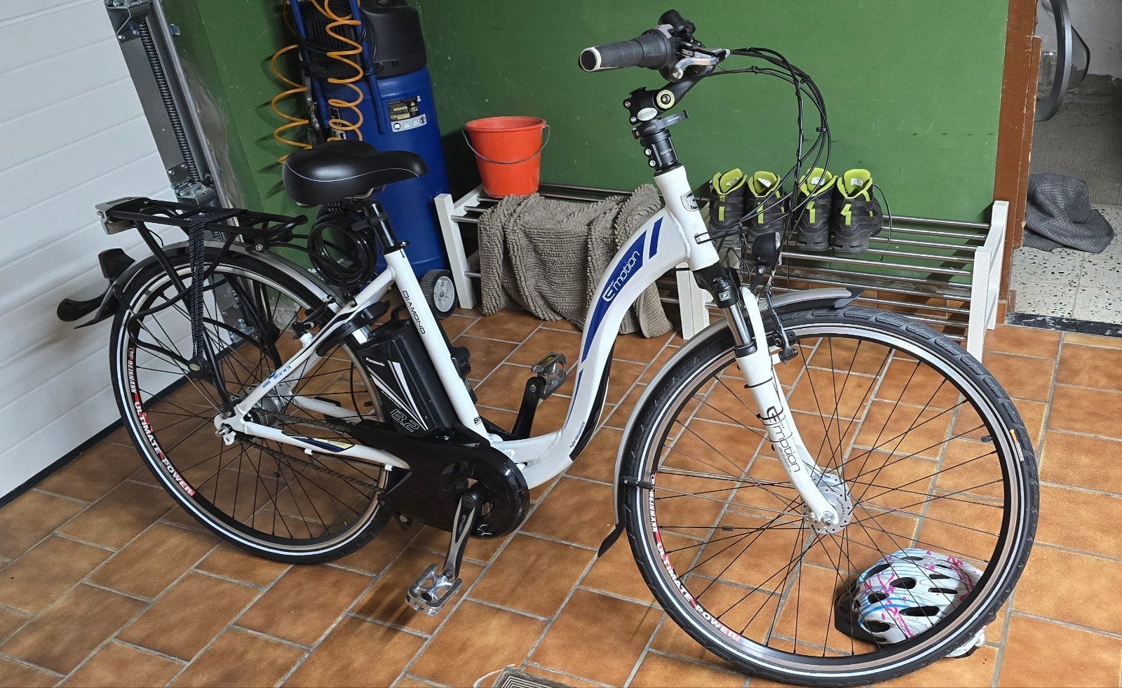 A vendre superbe vélo électrique  BH Race Emotions
État neuf, Enlèvement