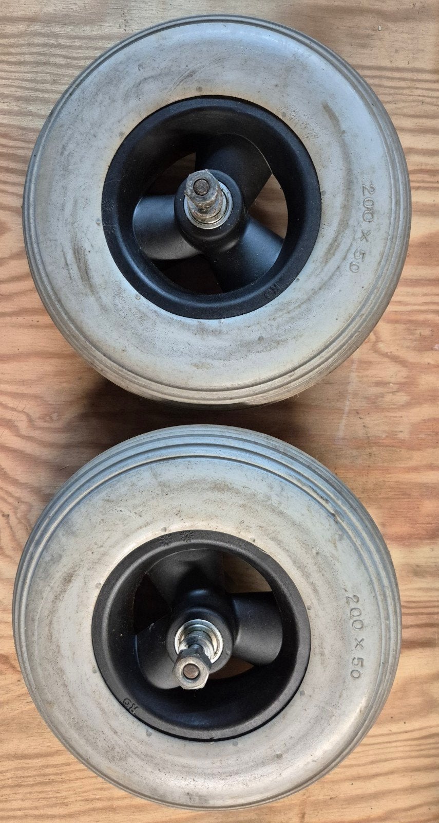 La double roue 50 x 200 est en très bon état..., Bricolage & Construction, Roues & Roulettes pivotantes, Comme neuf, Enlèvement ou Envoi