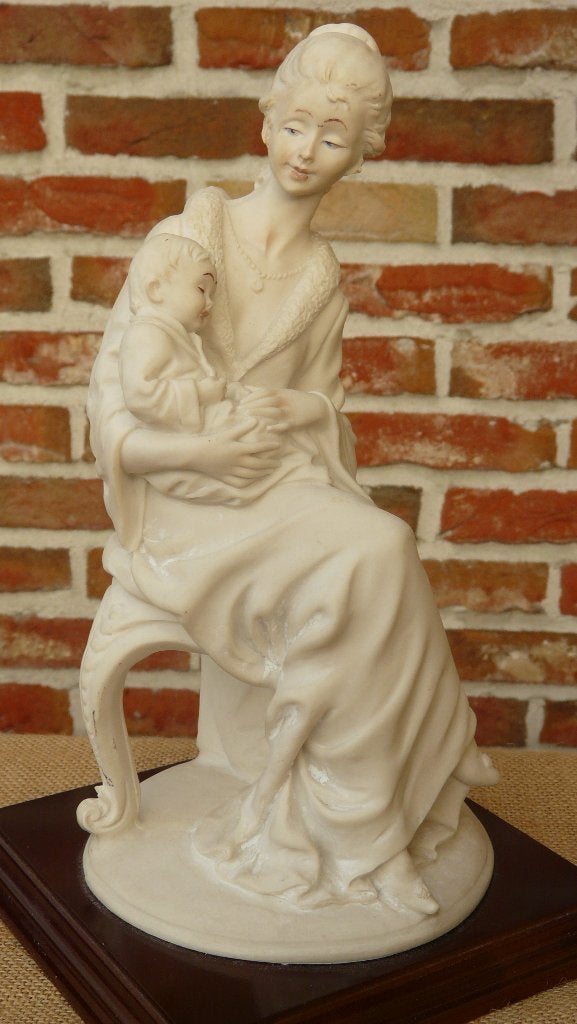 Vrouw met kind - Italiaanse steen - jaren 1970, Enlèvement ou Envoi, Statue, Femme