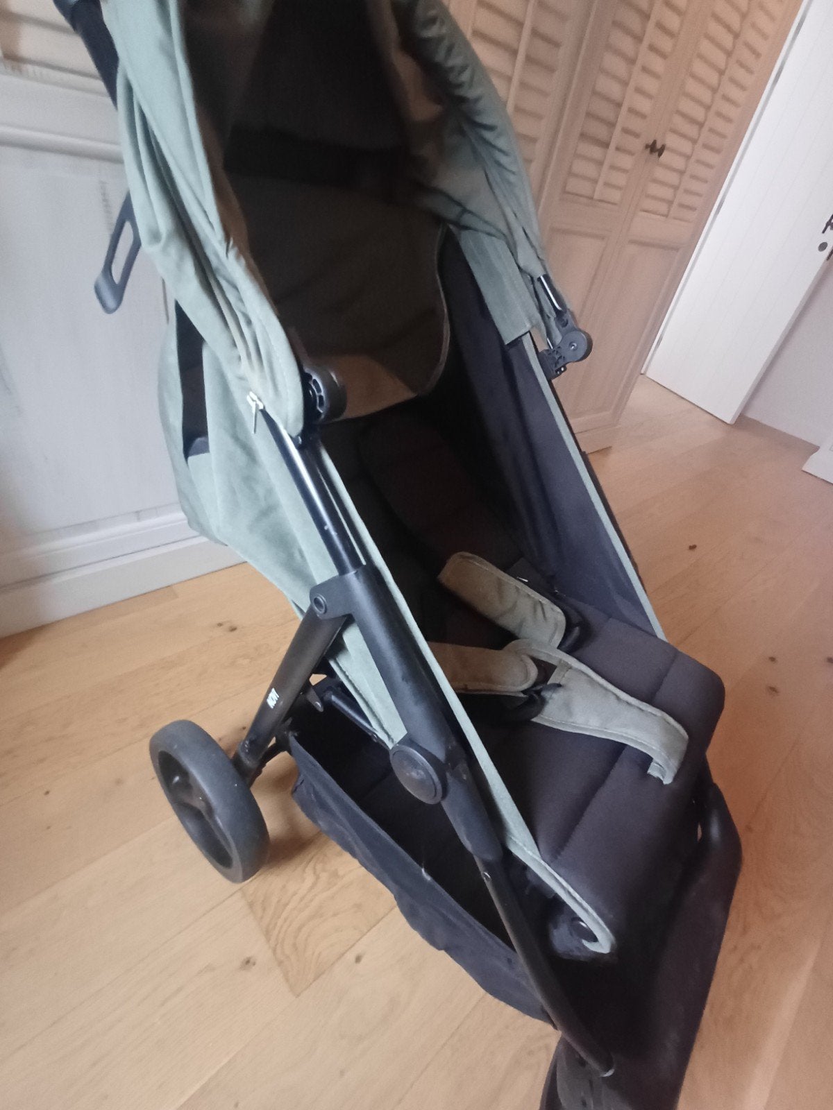 mooie kaki opplooibuggy Novi weinig gebruikt, Ophalen, Zo goed als nieuw
