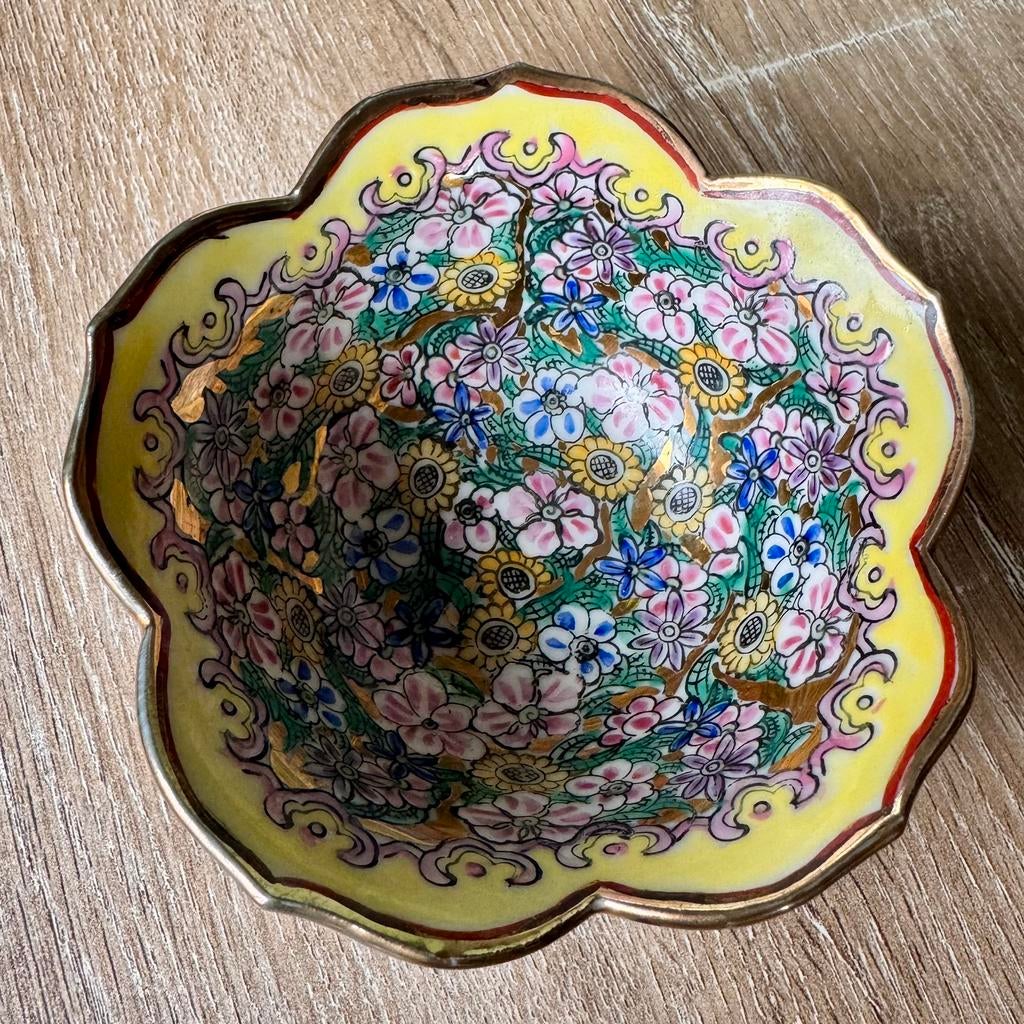 Bol en porcelaine de Chine en forme de lotus - Famille rose, Enlèvement