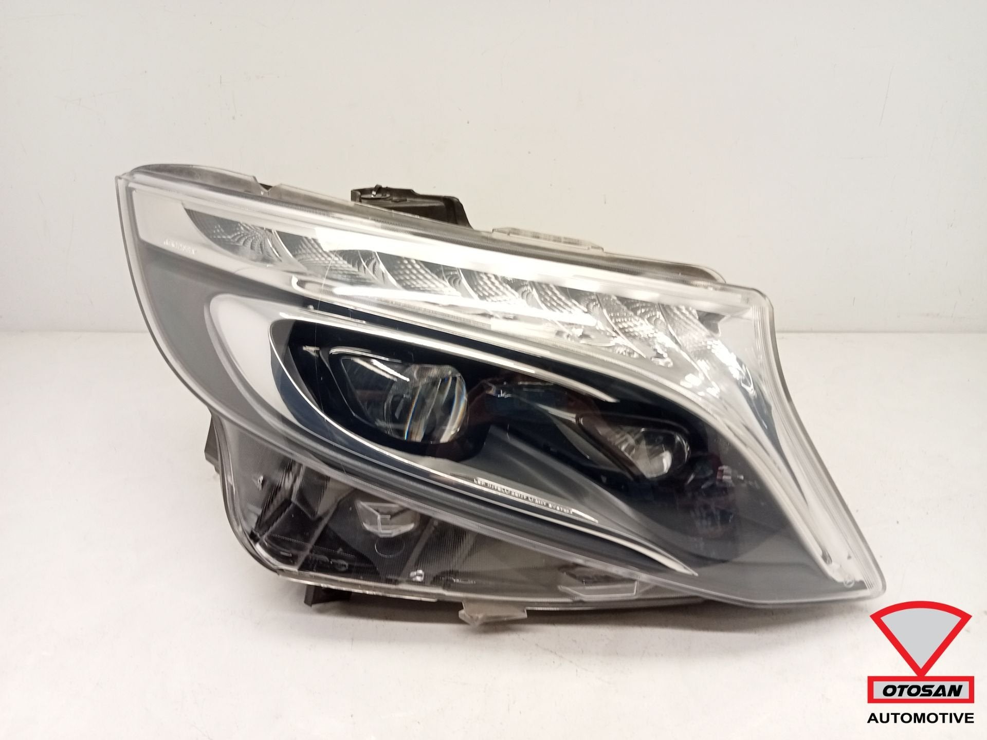 Phare droit Full LED pour Mercedes-Benz Classe V Vito W447, Mercedes-Benz AG, Mercedes-Benz, Utilisé, Mercedesstrasse 120
70372  Stuttgart, DE