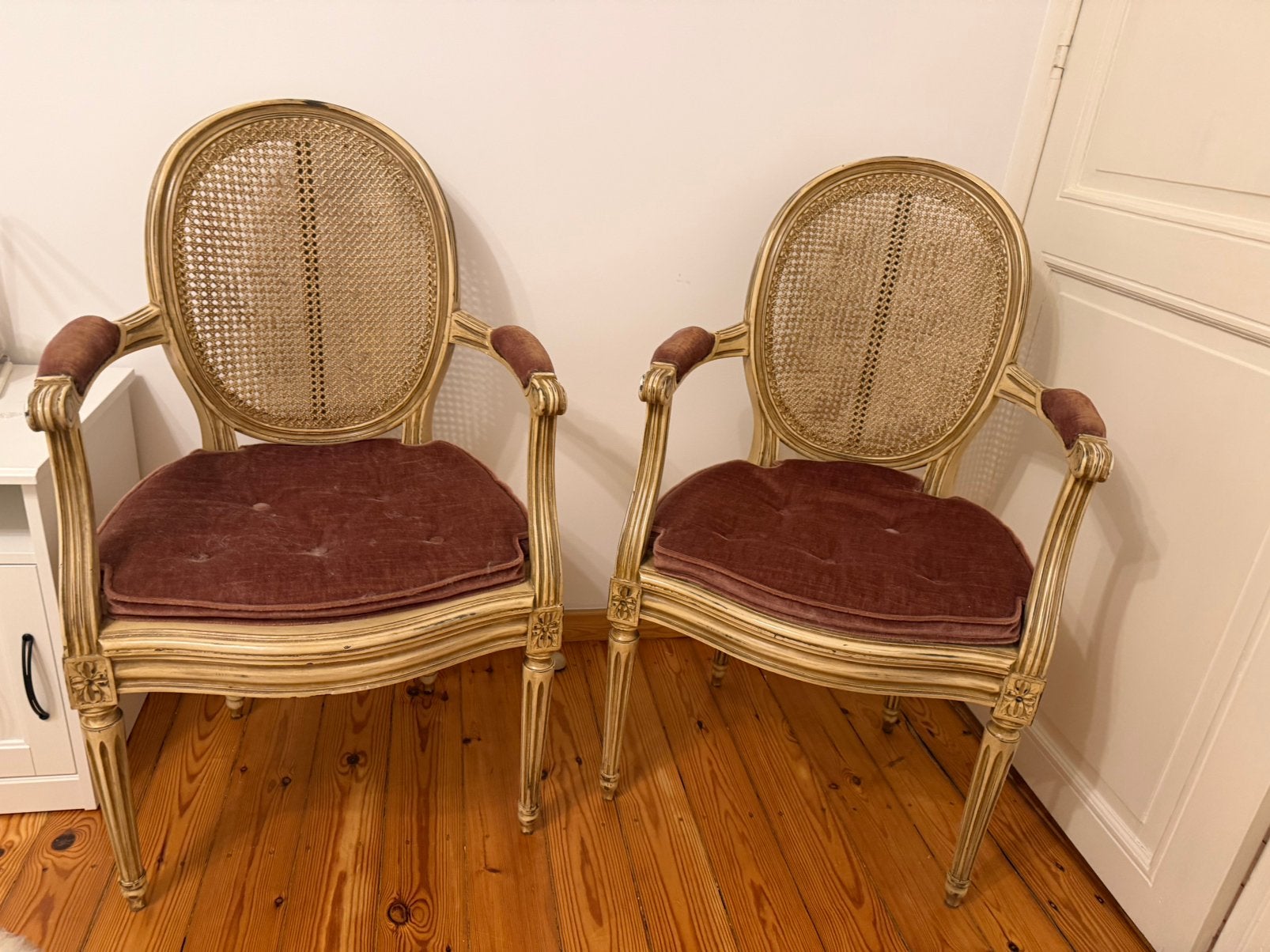 2 Louis XVI-stoelen stijl - ceruiser & oudrose velvet kussen, Ophalen