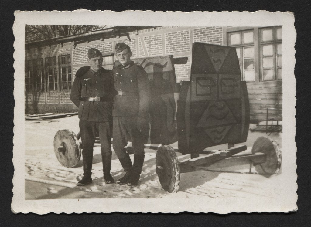 WOII foto: Eén van de allereerste modellen Panzerattrappes, Verzamelen, Verzenden, Landmacht, Foto of Poster