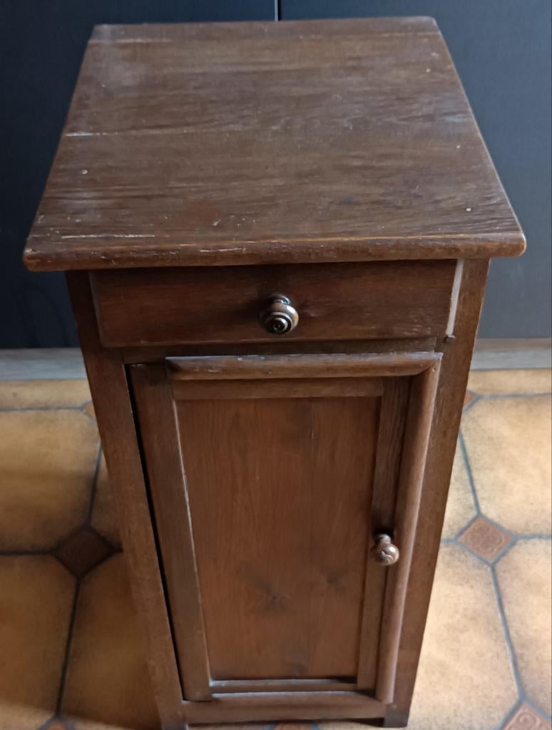 Ancienne table de nuit, Enlèvement