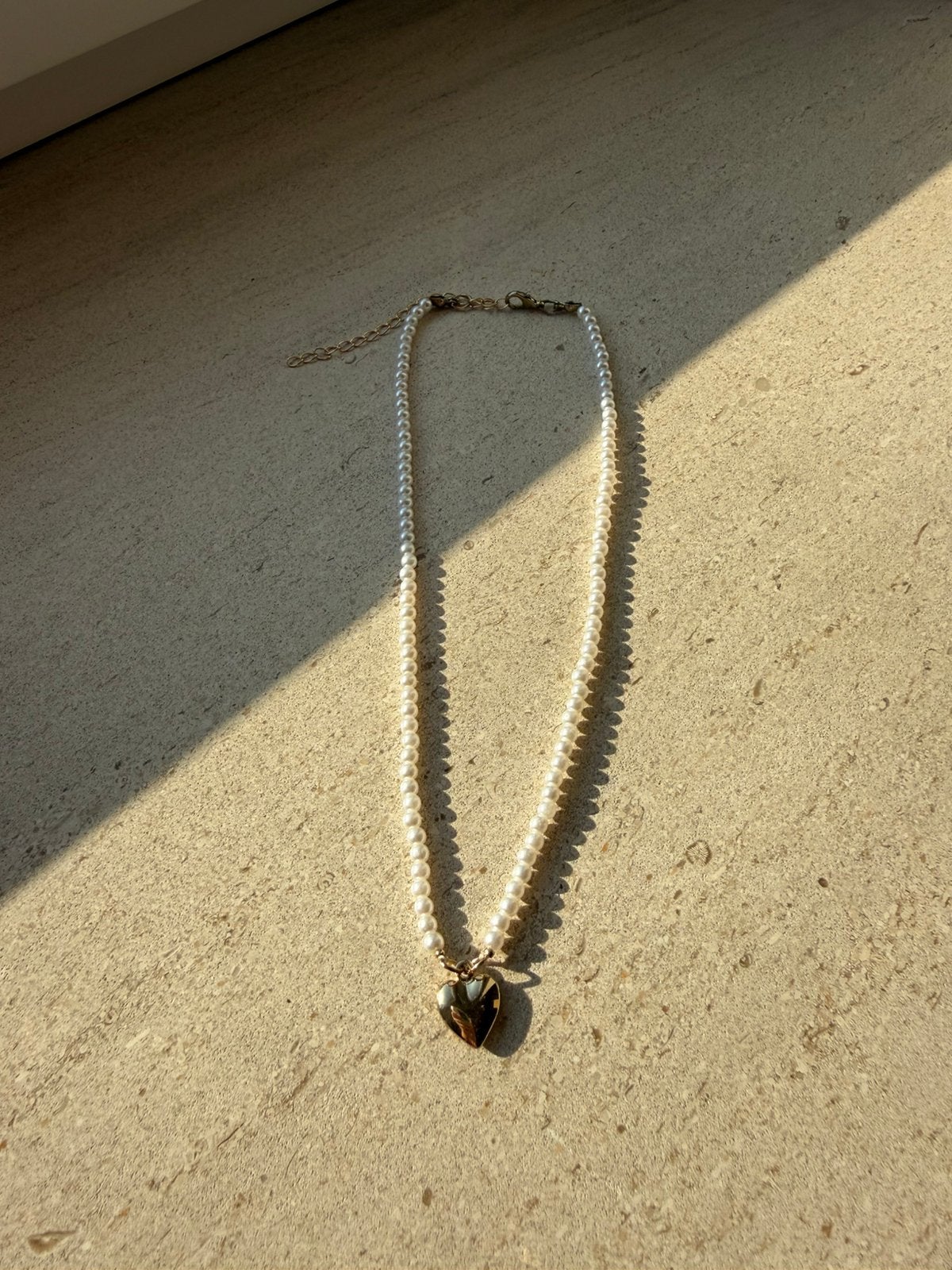 Kralen ketting met hart, Handtassen en Accessoires, Kettingen, Ophalen, Met hanger, Wit, Zo goed als nieuw