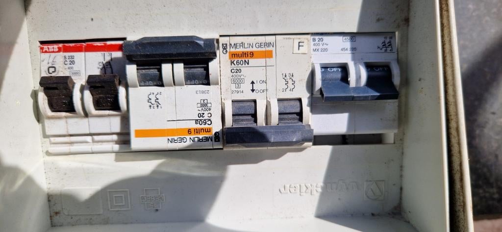 Set van 2 gelinieerde elektriciteitskasten - Vynckier/Merlin, Handtassen en Accessoires, Sporthorloges, Conditie, Waterdicht, Ophalen