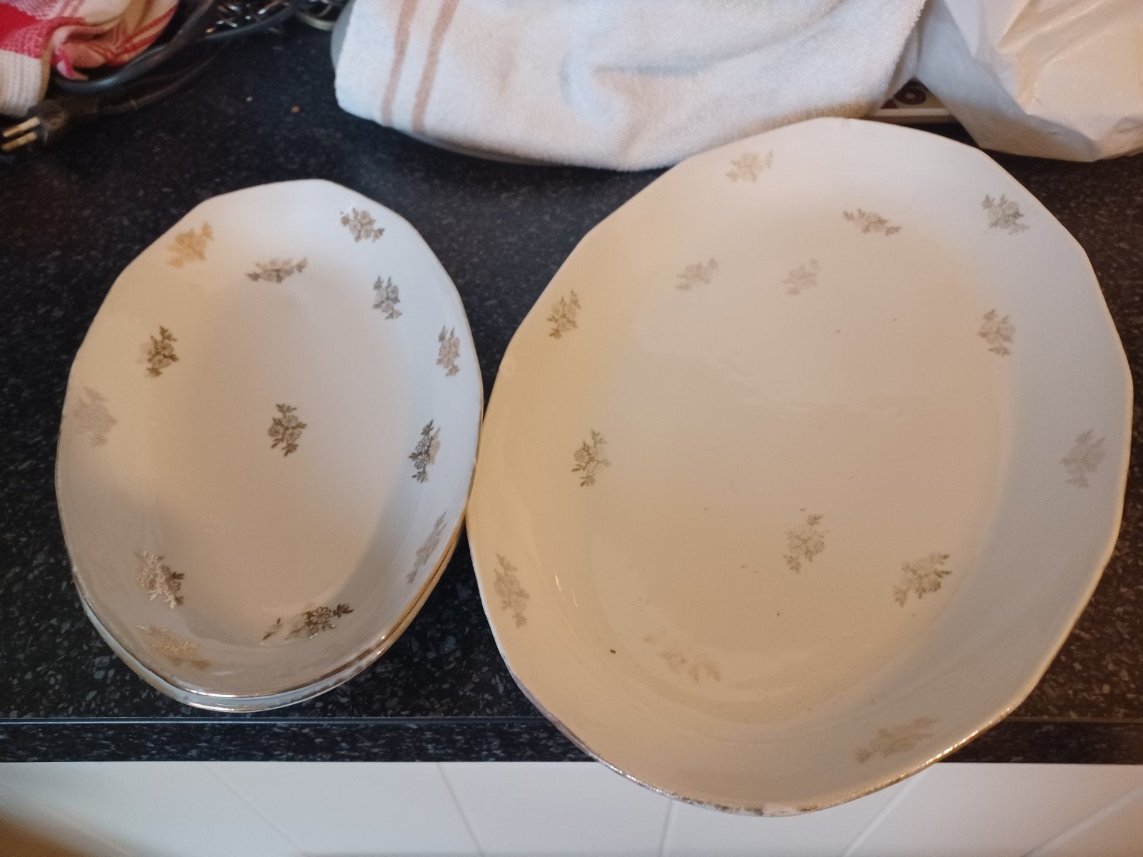 servies Bavaria met gouden bloemmotief, Ophalen