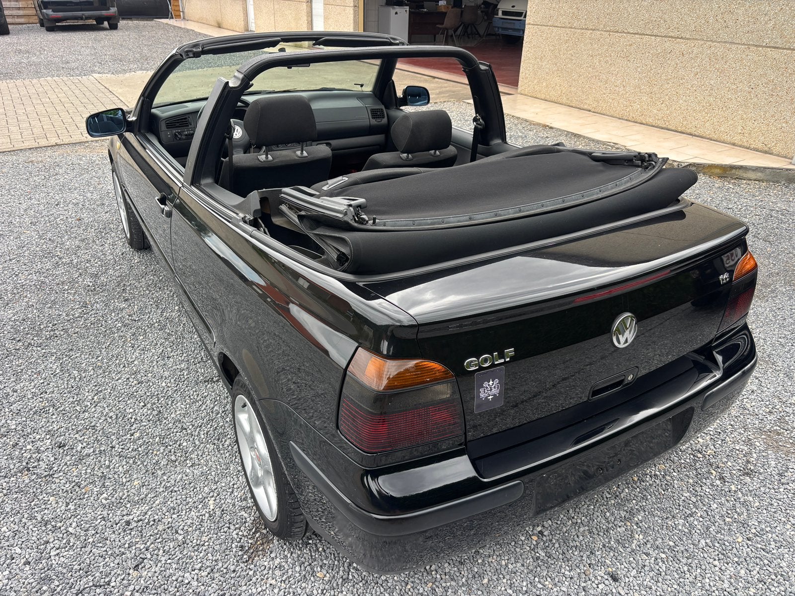Mooie VW Golf cabrio 1.6i AUTOMAAT blanco gekeurd!!, Auto's, 4 zetels, Stof, Zwart, 4 cilinders