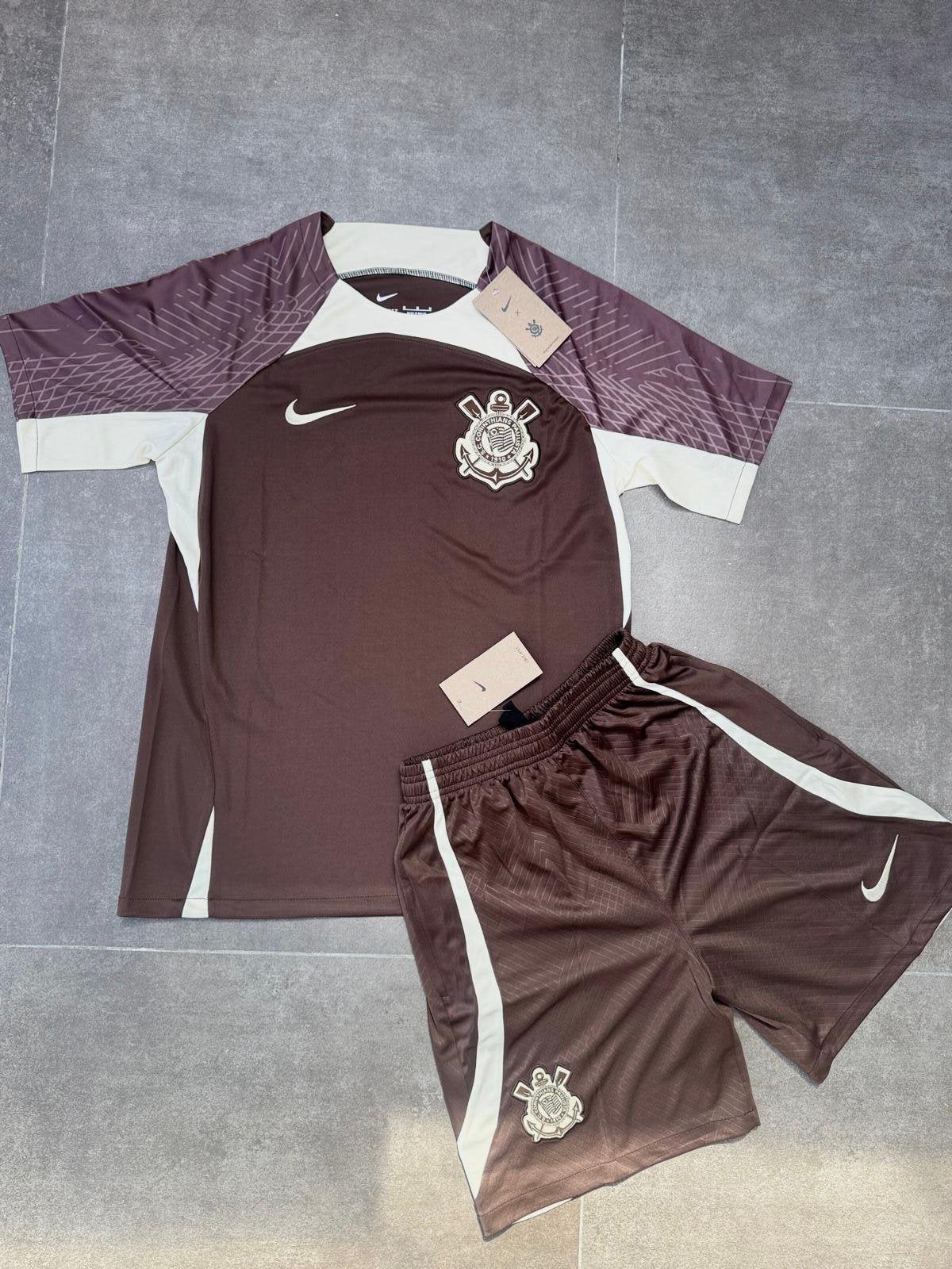 Set Nike Corinthians taille M, Vêtements | Hommes, Vêtements de sport, Neuf, Général, Brun, Enlèvement