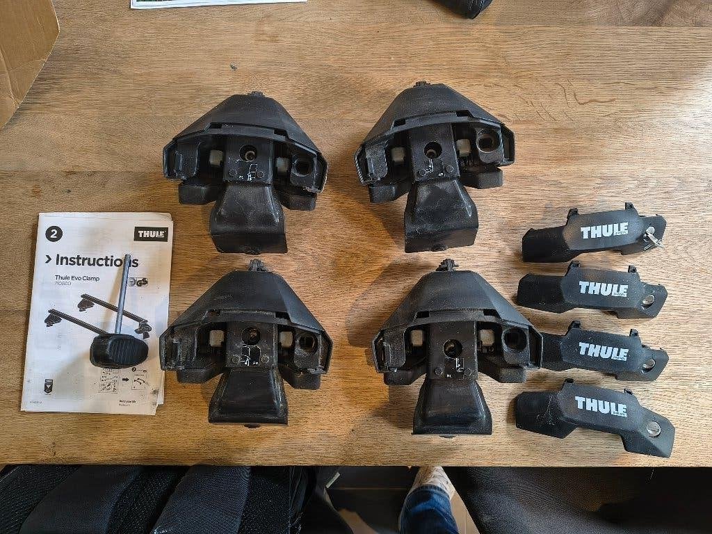 Thule fixation barres de toit Evo Clamp 7105+5044, Auto diversen, Ophalen of Verzenden, Zo goed als nieuw