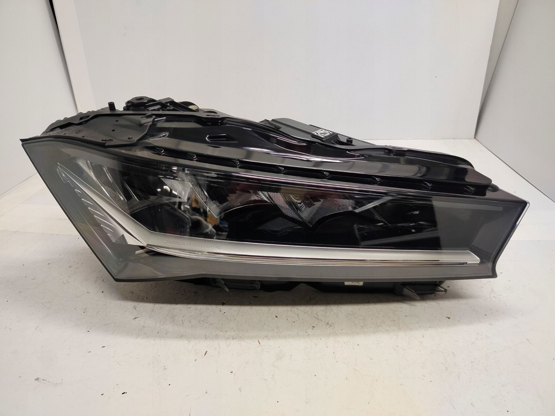 Phare droit Skoda Superb IV 3P1.941.016, Infoline@skoda-auto.cz, Tr. Vaclava Klementa 869
293 01  Mlada Boleslav, CZ, Utilisé