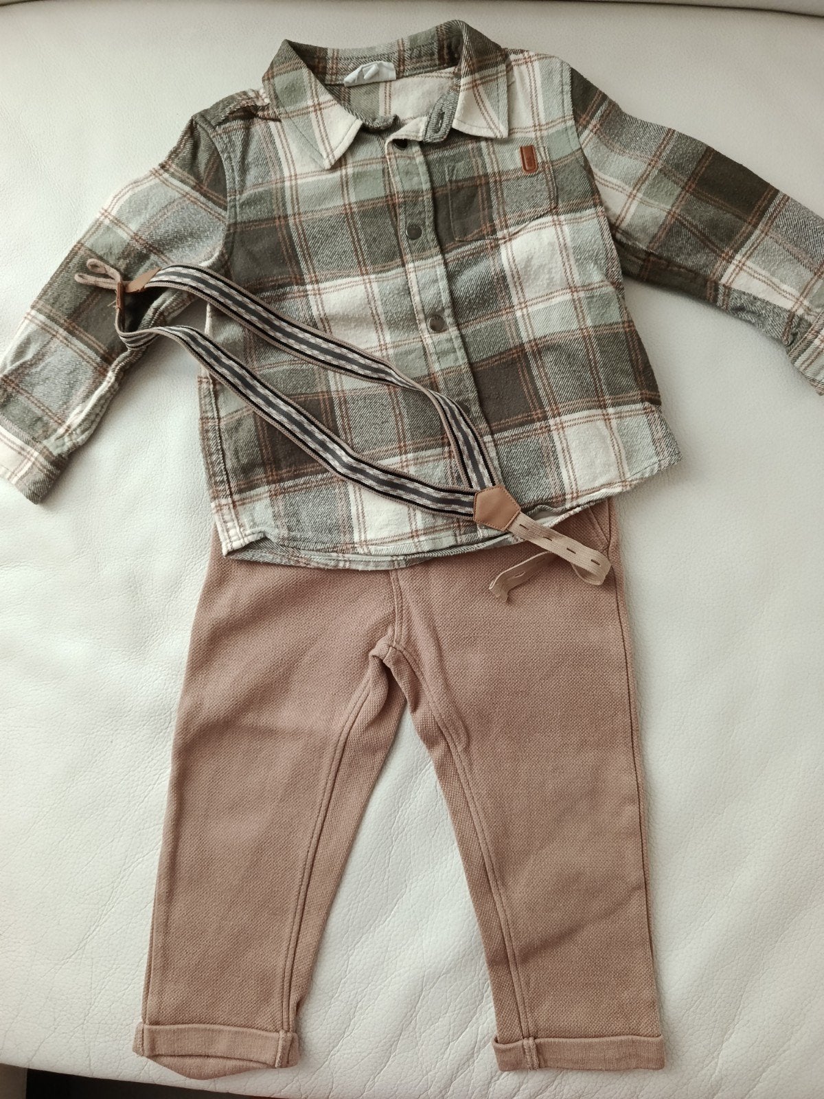Mooi setje broek, hemd en bretellen van Cuddles and Smiles, Kinderen en Baby's, Ophalen, Setje