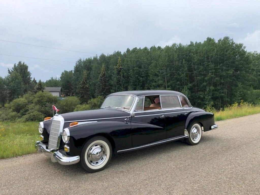 Mercedes 300d 1960, Auto's, Oldtimers, Particulier, Mercedes-Benz, Benzine, Berline, 4 deurs, Automaat, Zwart, Bruin, Leder