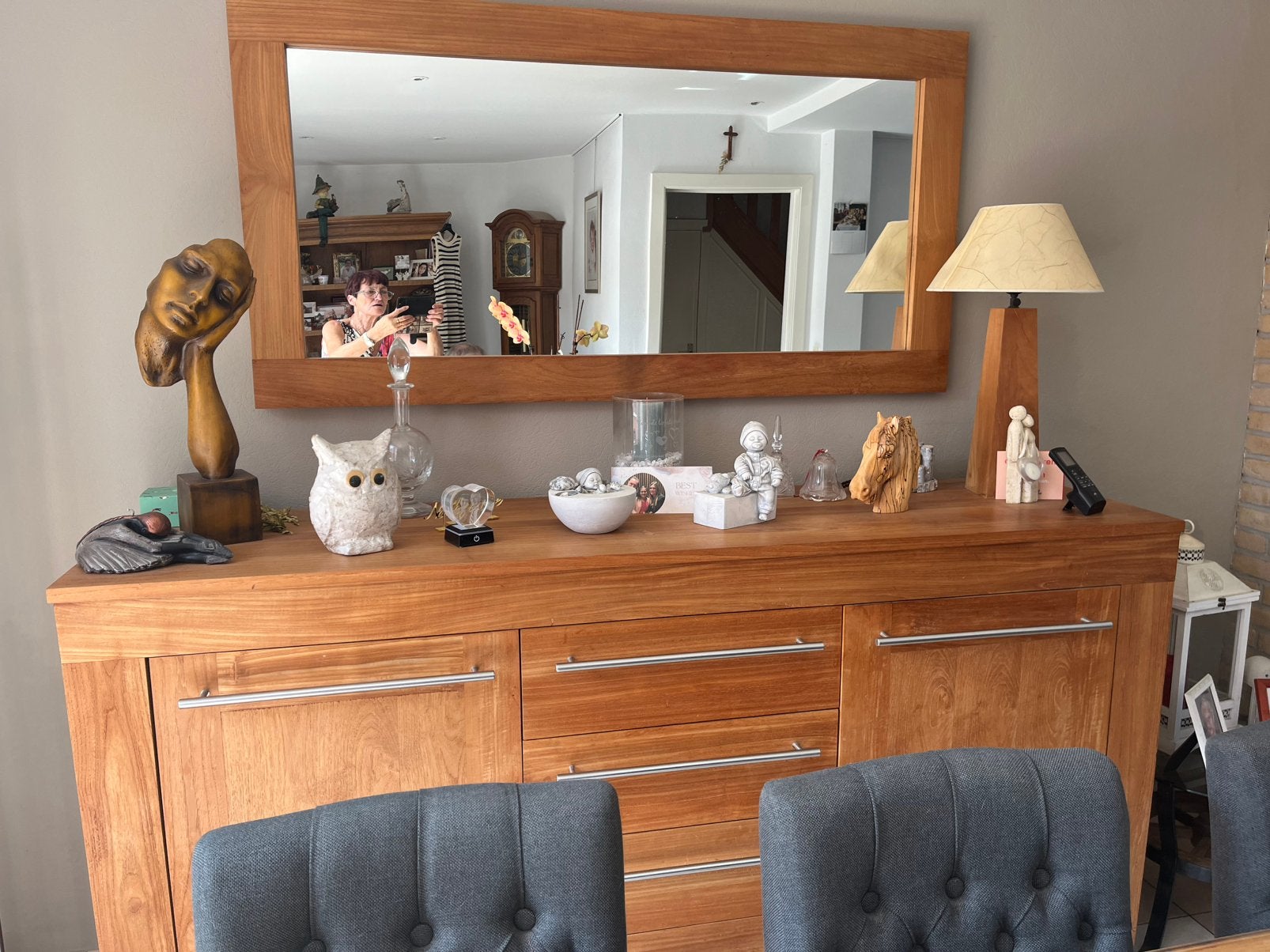 Kast, spiegel en bijbehorende lamp in massuef hout, Huis en Inrichting, Ophalen, Zo goed als nieuw