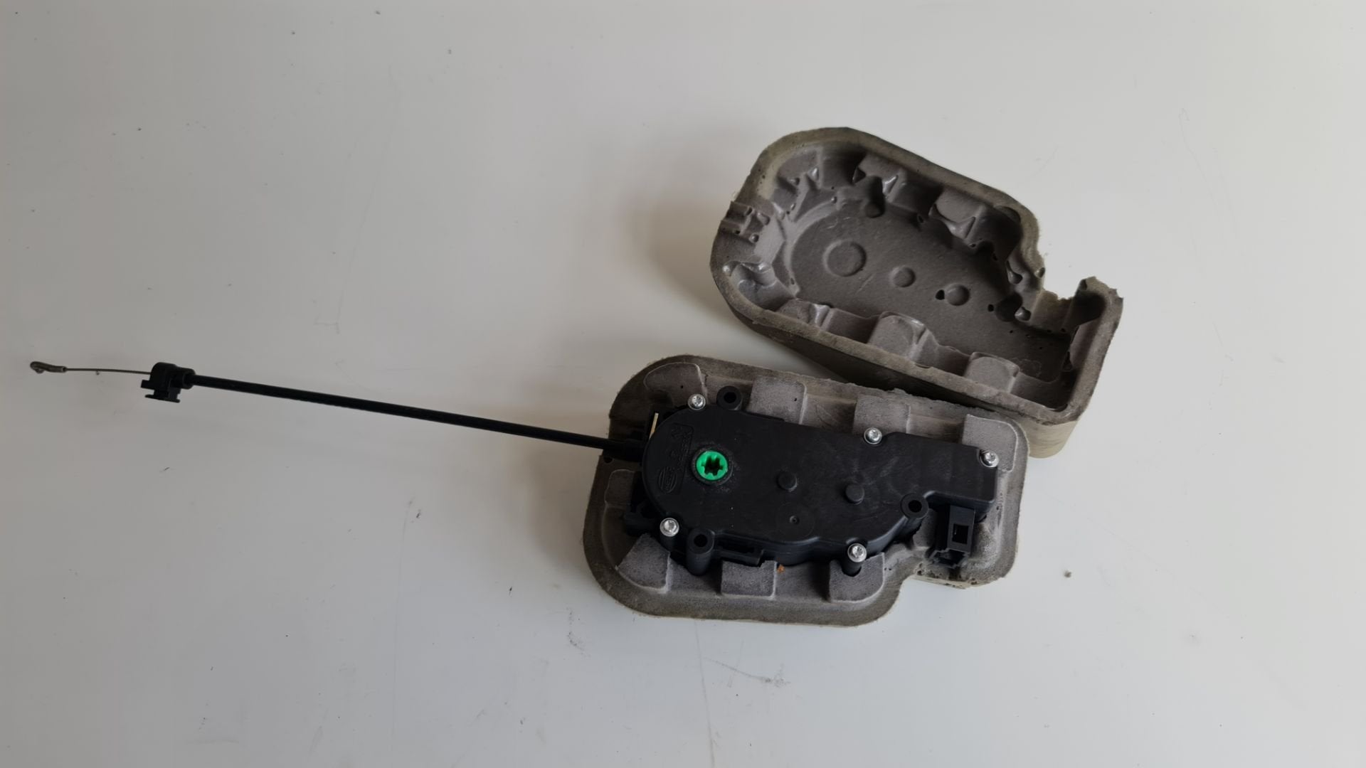 Moteur d'assistance la fermeture du hayon Mercedes W204 W212, Mercedes-Benz AG, Mercedes-Benz, Utilisé, Mercedesstrasse 120
70372  Stuttgart, DE