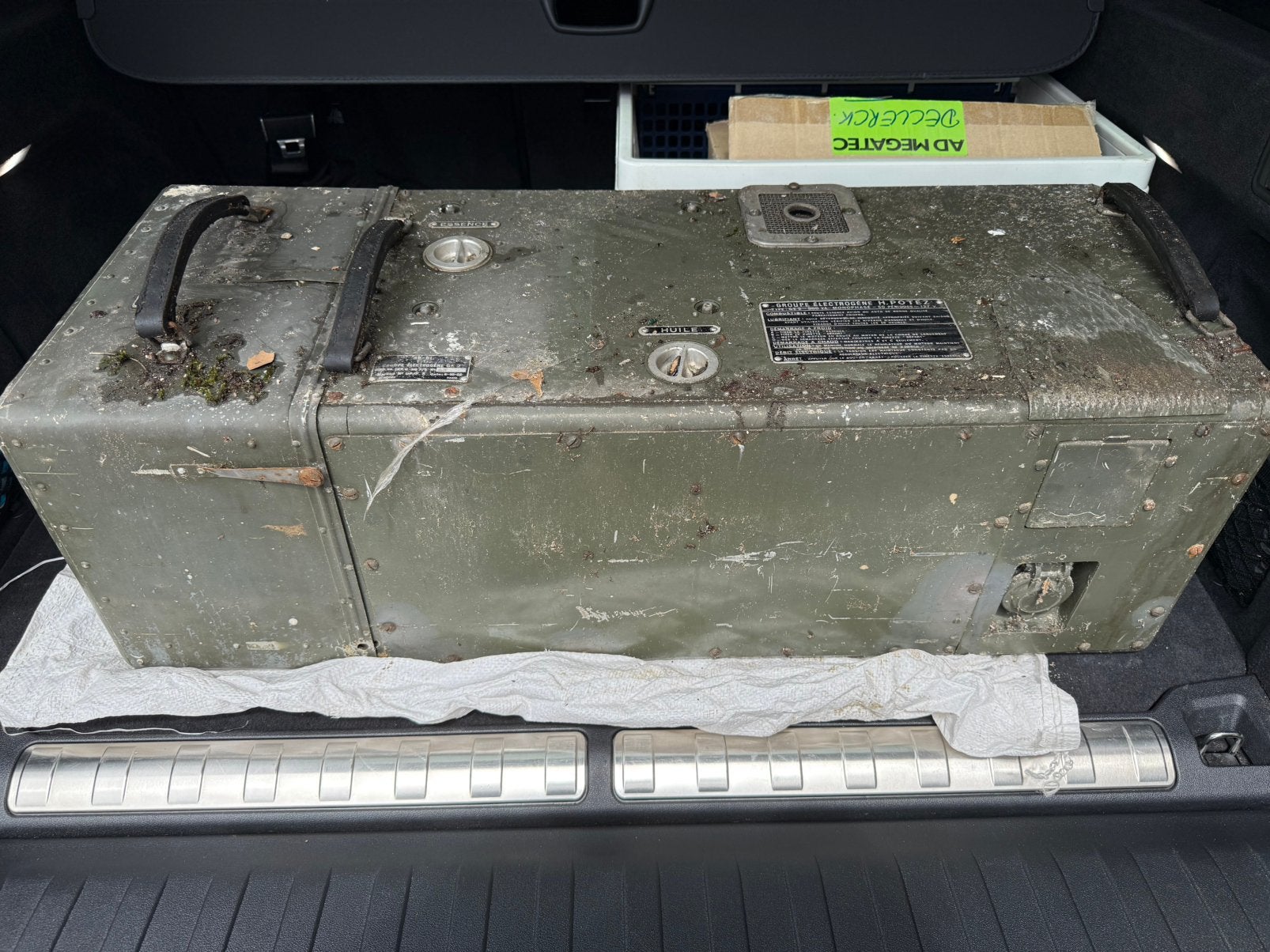 Dit object is een vintage Franse militaire stroomgenerator, Verzamelen, Militaria | Algemeen, Ophalen