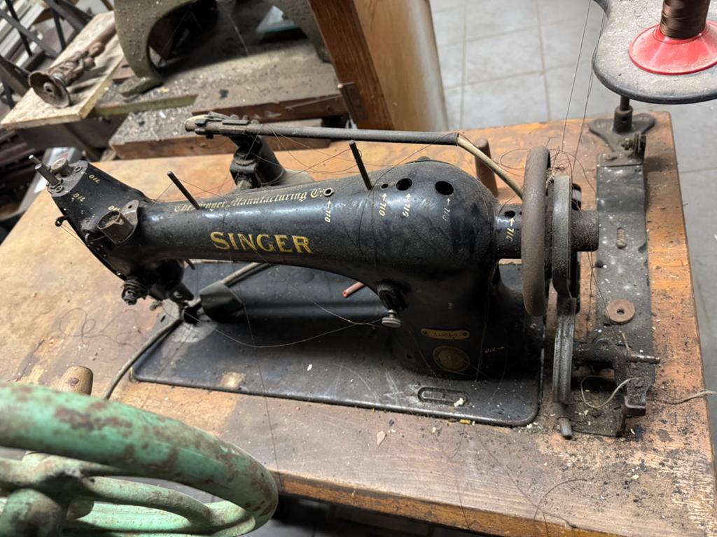 Antiek Singer naaimachine voor leder, electrisch, Enlèvement