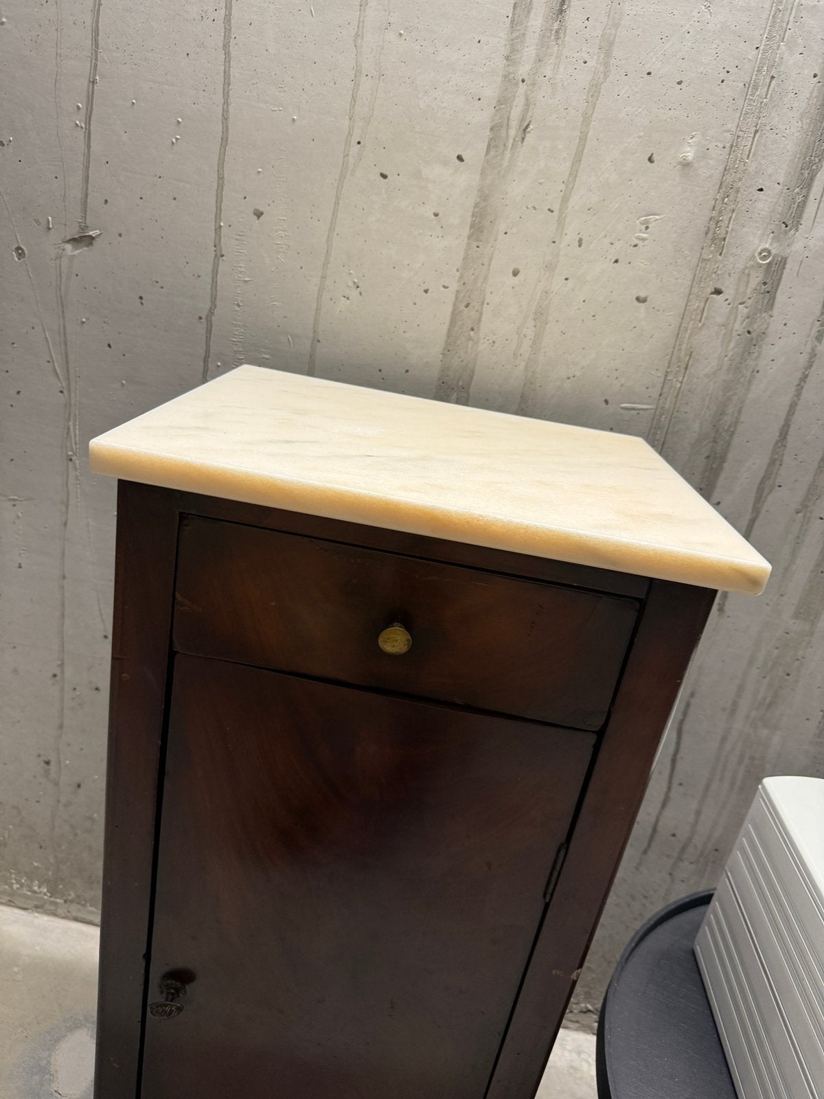 Houten commode met marmer blad, Ophalen