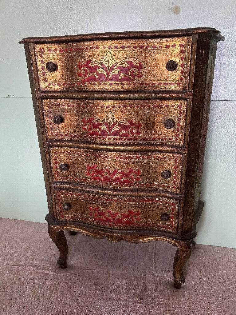 Venetiaans rood-goudkleurig laden kastje, Ophalen