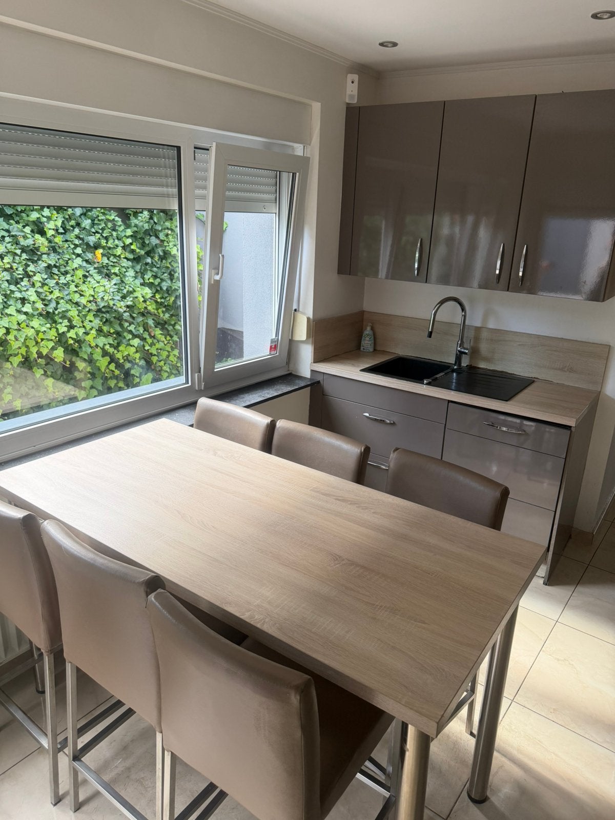 Cuisine equipe avec table et chaises a venir démonter., Maison & Meubles, Enlèvement ou Envoi, Comme neuf