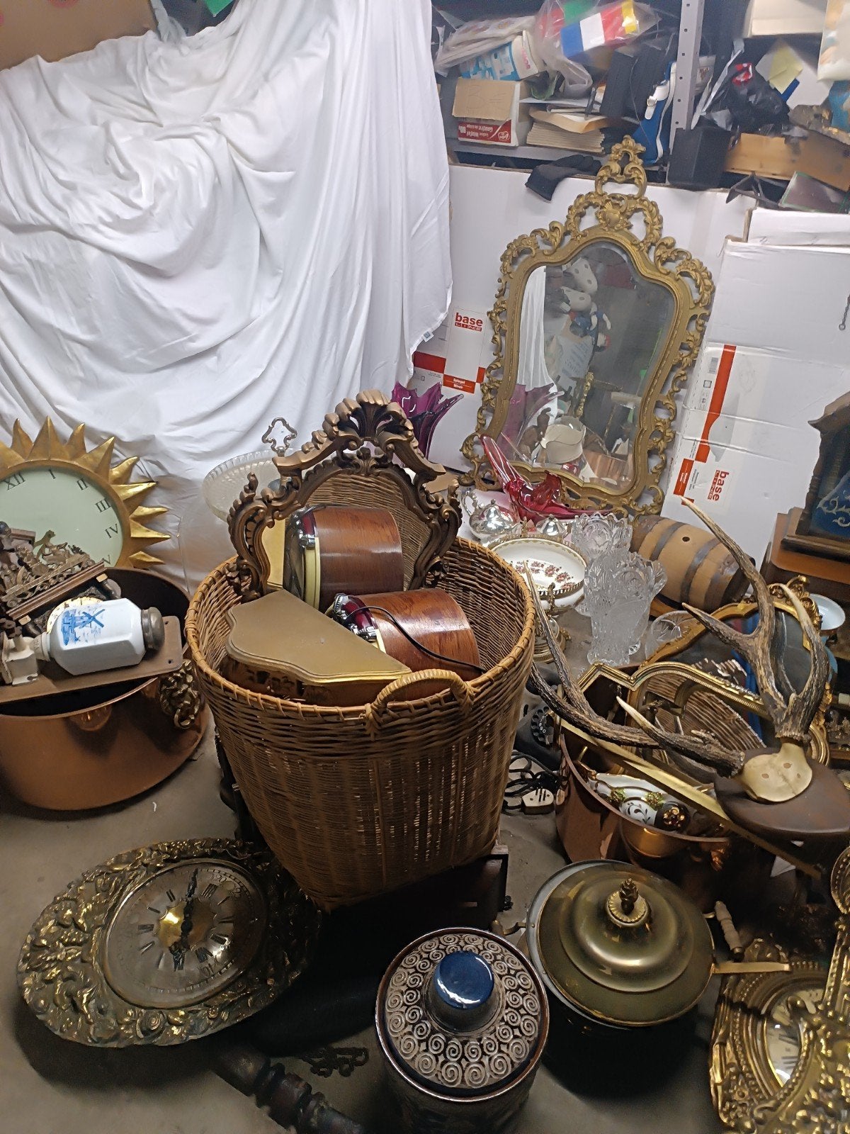 Plus de 30 pièces, 3 cloches en cuivre, cheval en bois, sac, Enlèvement