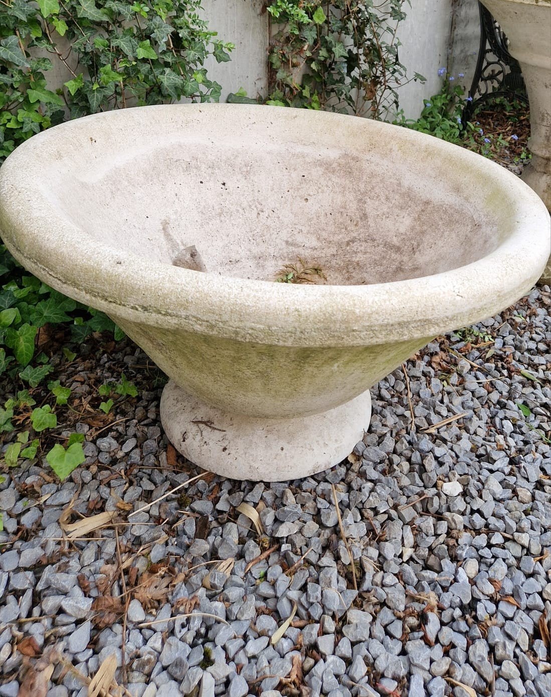Grandes pots à fleurs anciennes, Enlèvement