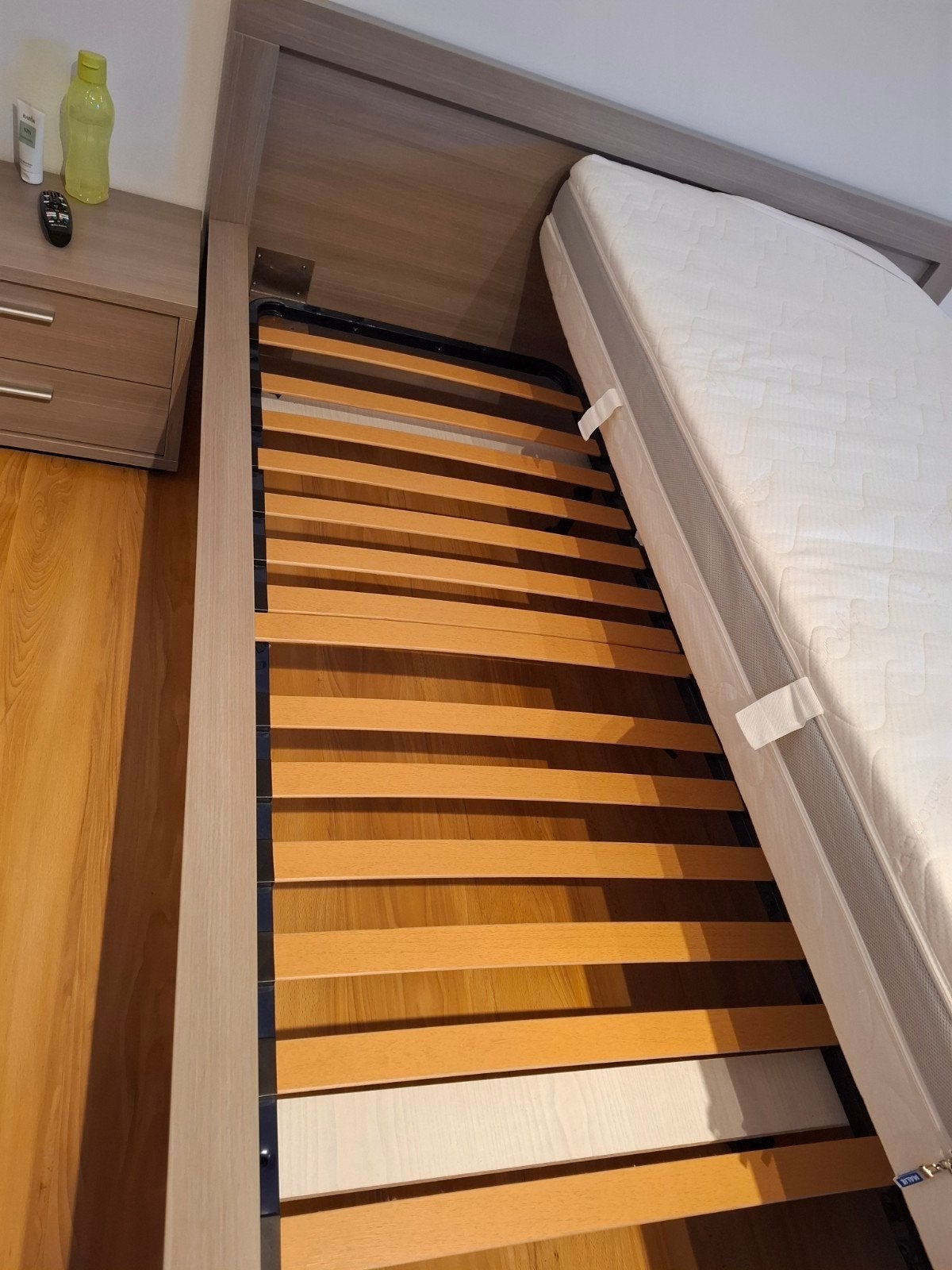 Bed + 2 nachttafels + commode, Gris, Comme neuf, Enlèvement, 200 cm