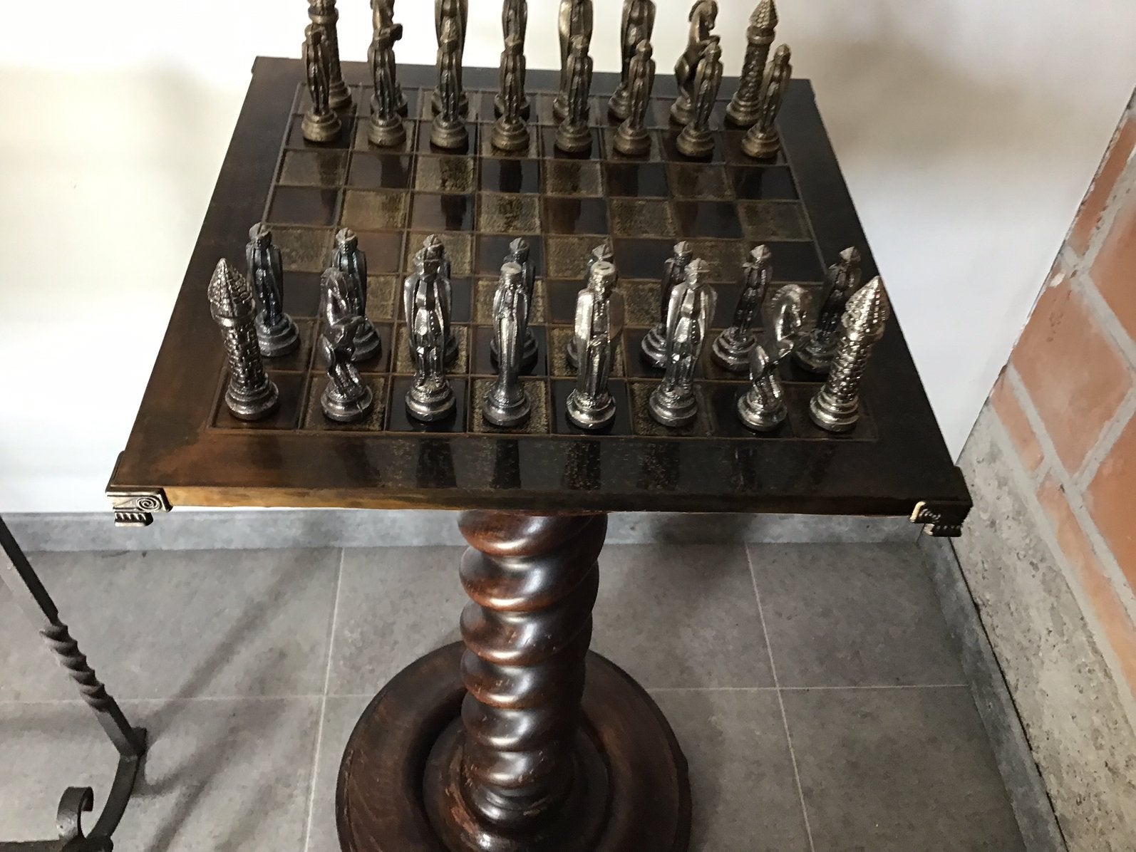 Schaaktafel met metalen bord en mooie metalen schaakstukken., Ophalen of Verzenden, Zo goed als nieuw