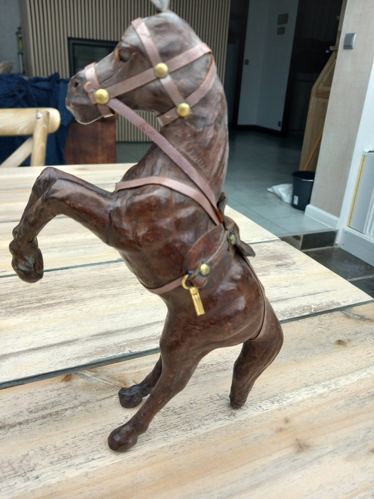 Lederen paard, Ophalen, Leer