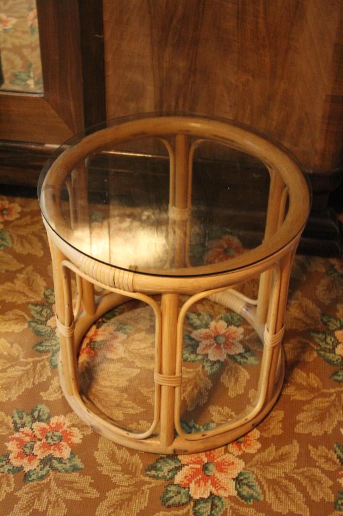Rotan tafeltje rond, Enlèvement