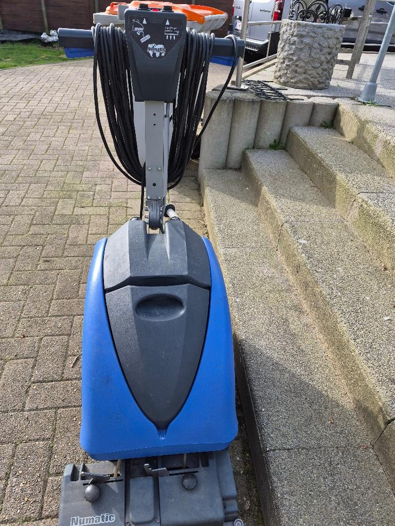 Schrobzuigmachine numatic, Enlèvement, Comme neuf, Machine de nettoyage à brosse