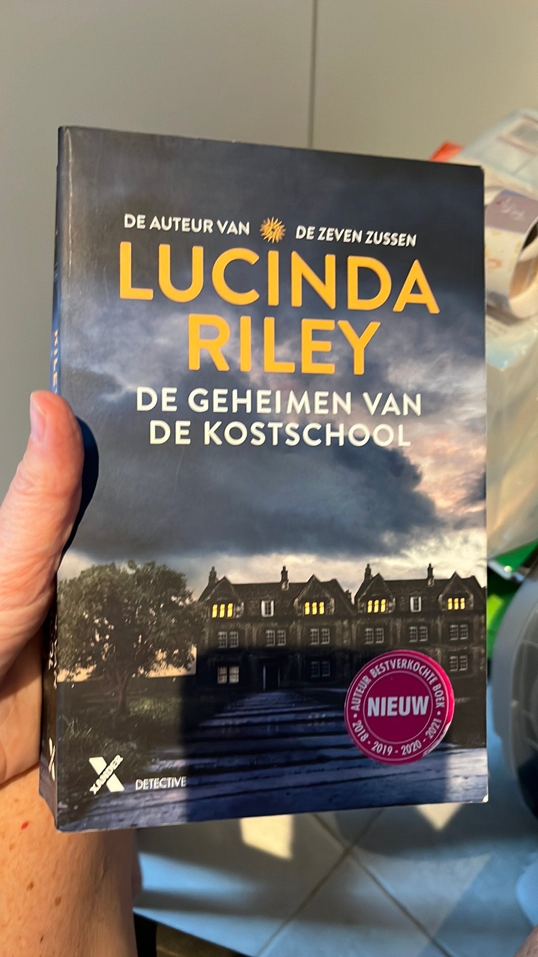 Lucinda Riley - De geheimen van de kostschool, Enlèvement ou Envoi, Lucinda Riley