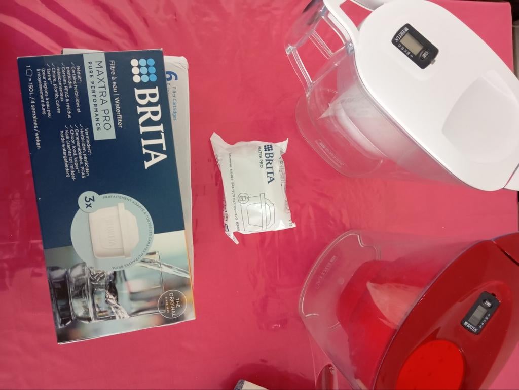 2 cruches ( carafe ) à eau brita + 9 filtres neufs